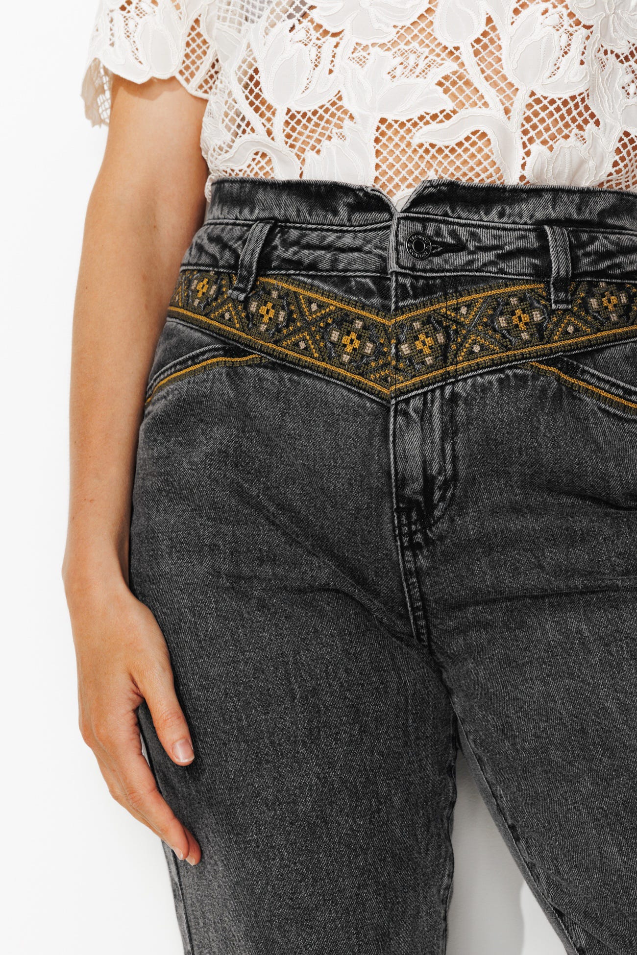 MARCEL haftowane jeansy mom