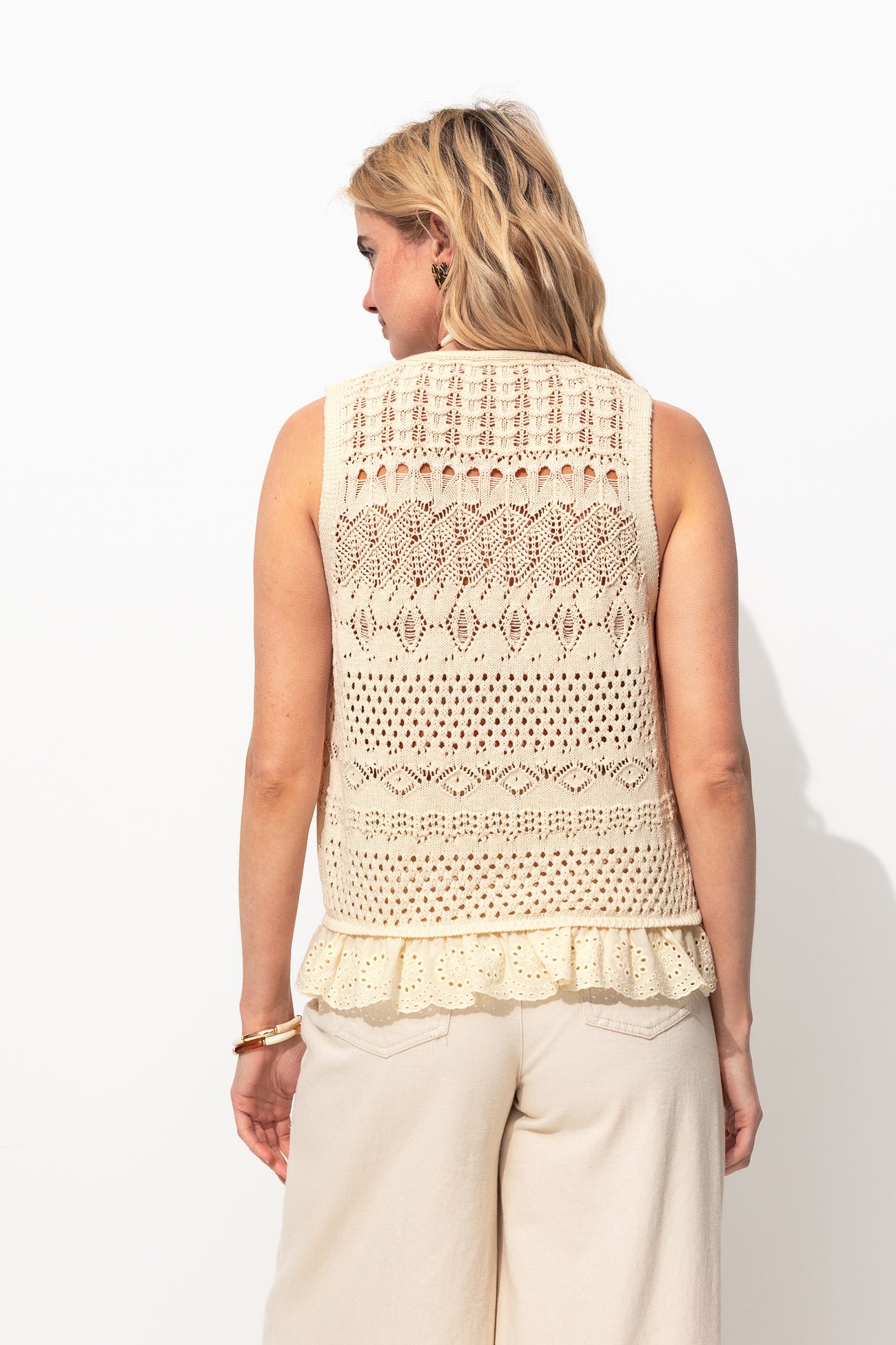 Cardigan crochet sans manches
