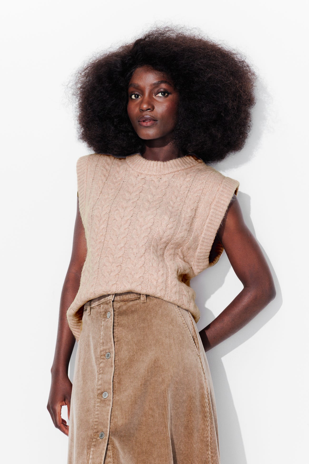 Maglia smanicata a trecce