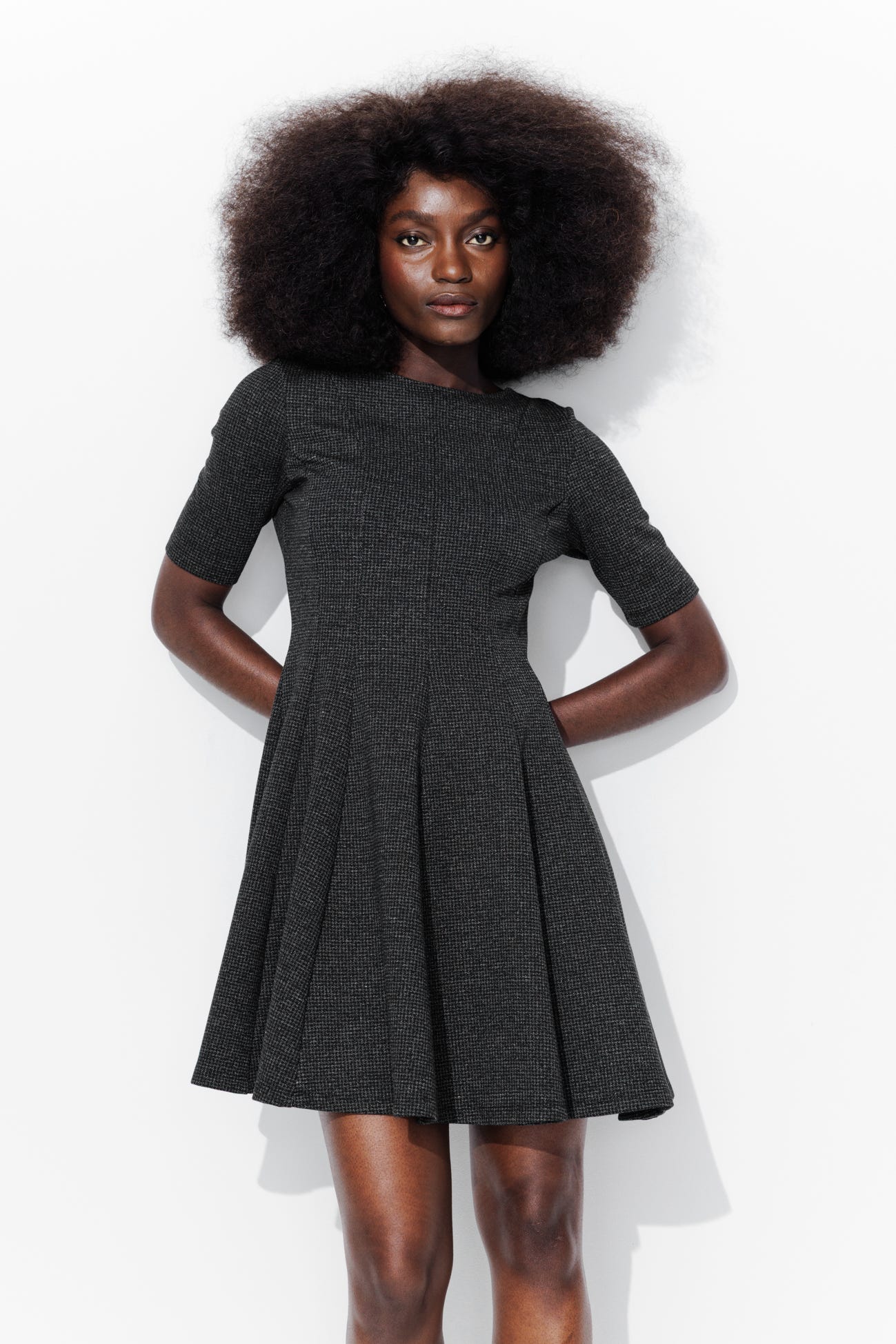 Abito corto a maniche corte