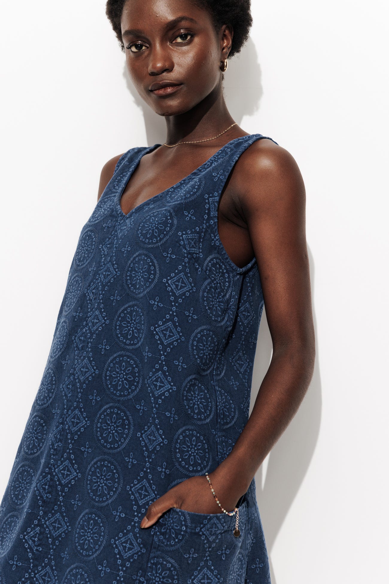 Robe courte brodée Femme