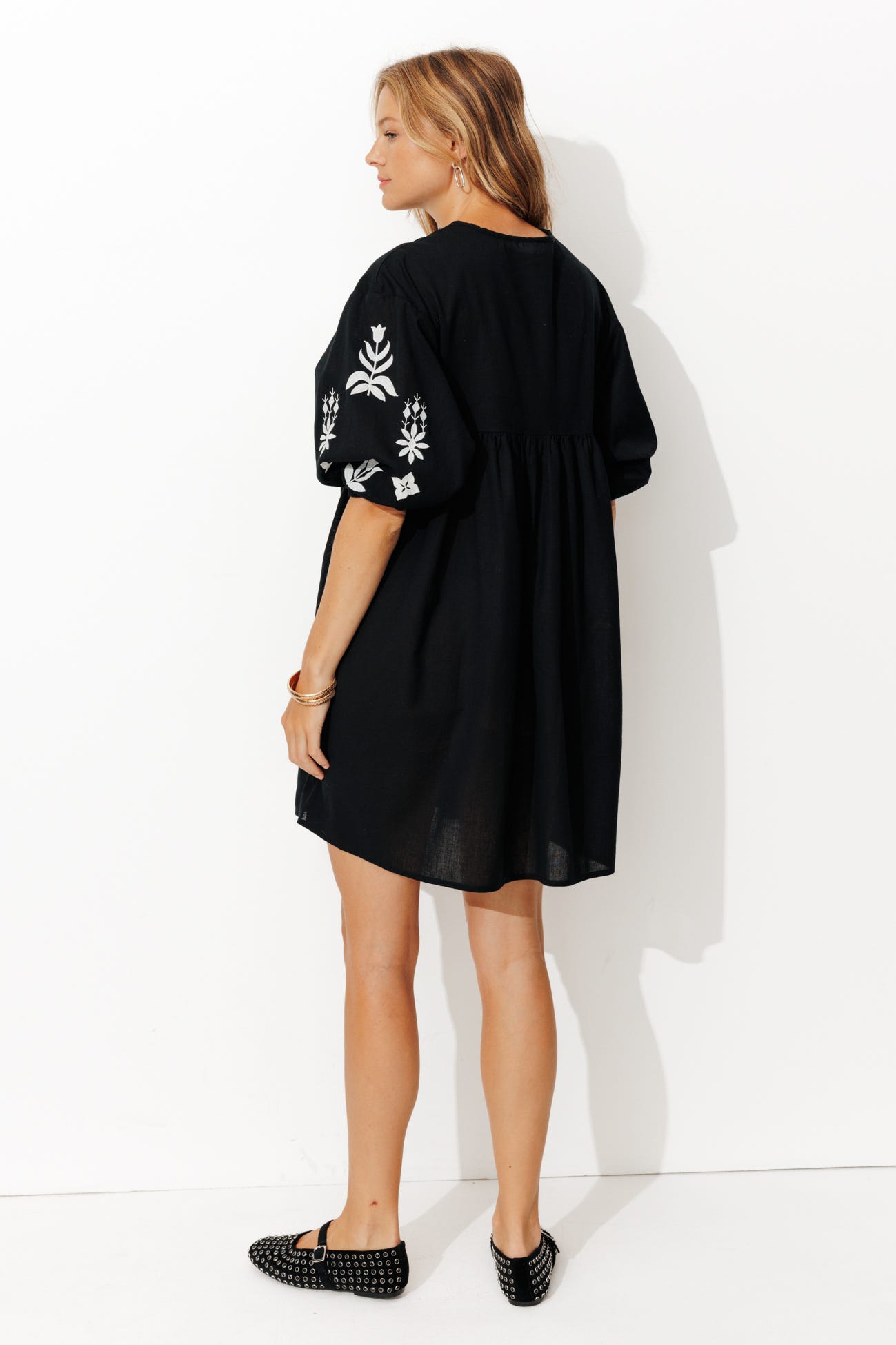 Robe courte brodée Femme