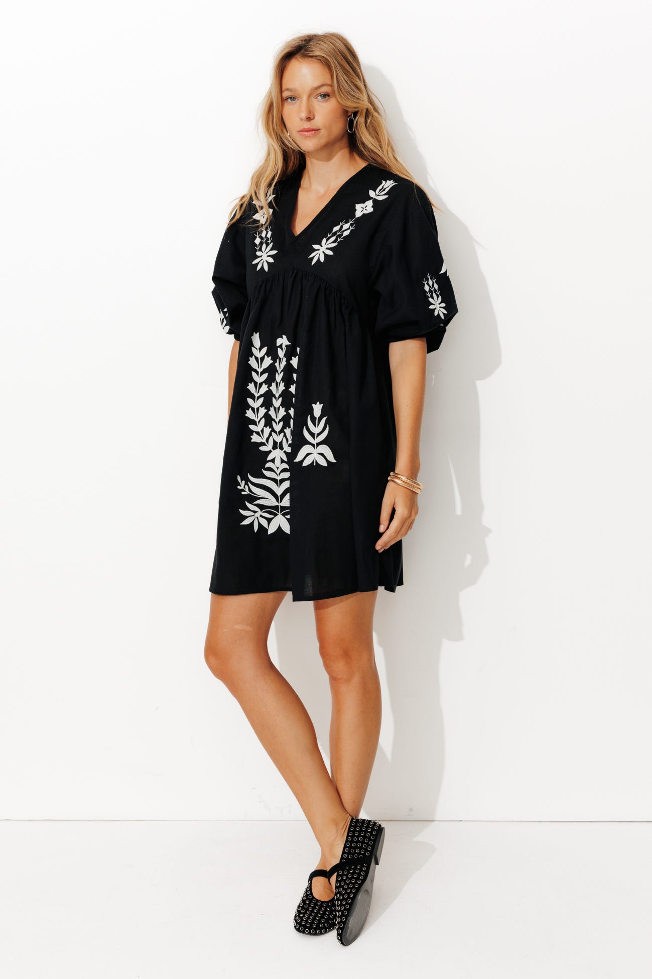 Robe courte brodée Femme