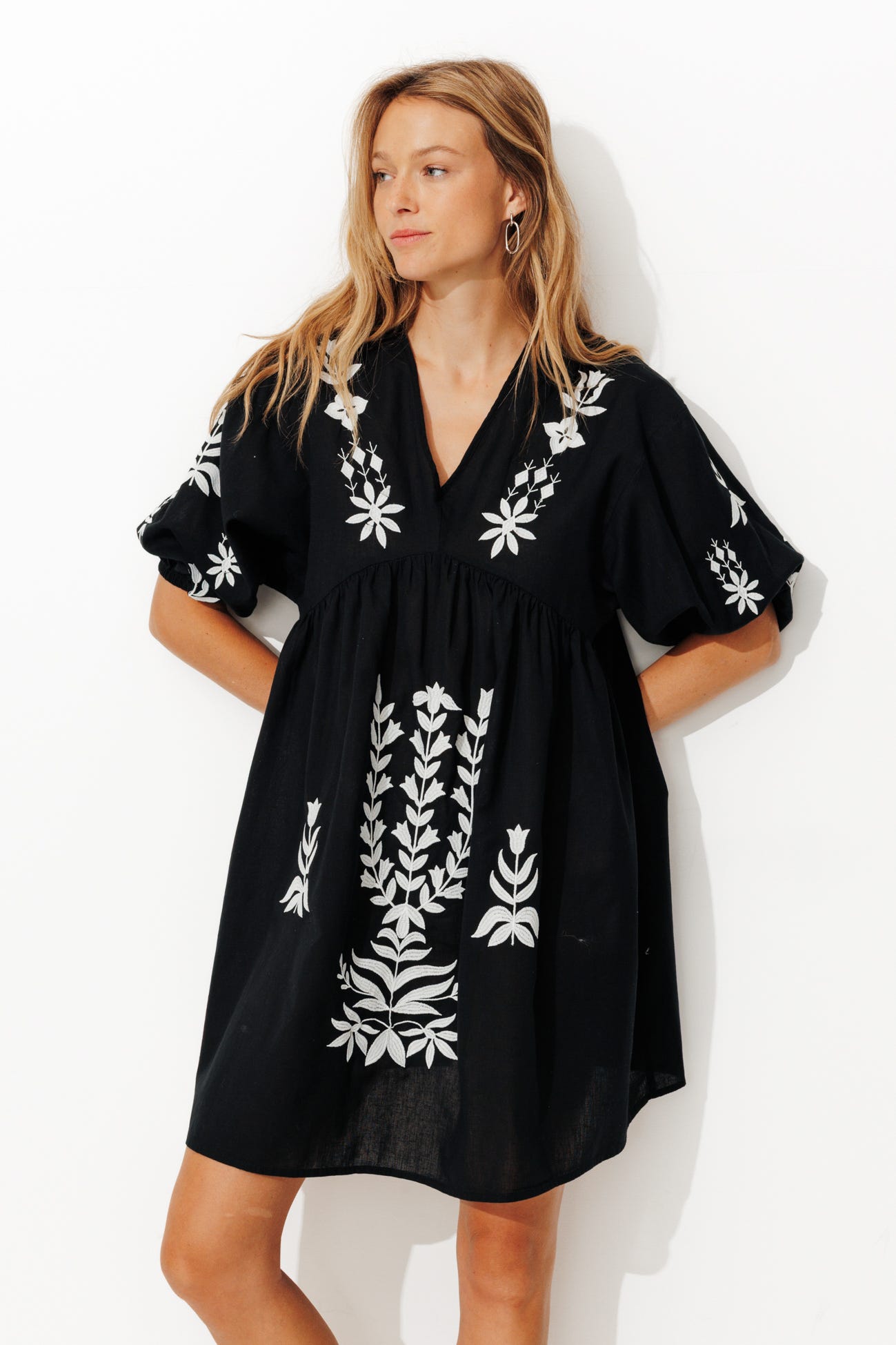 Robe courte brodée Femme