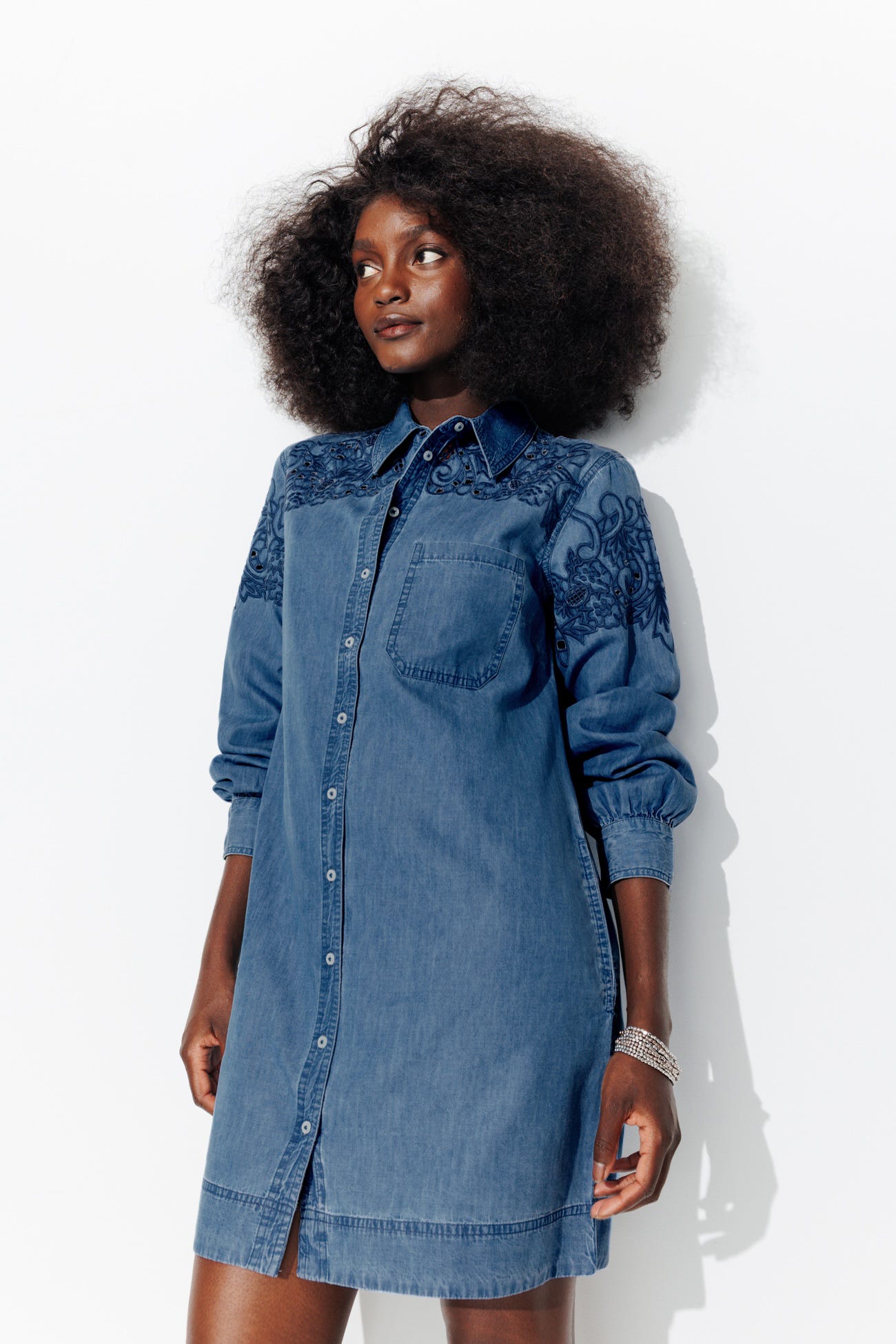 Robe-chemise en jean brodé
