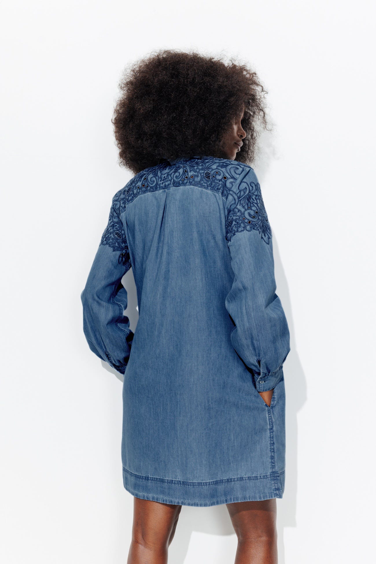 Robe-chemise en jean brodé