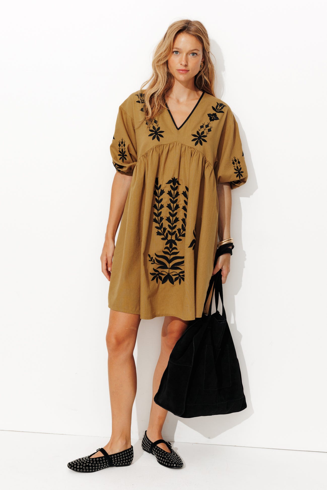 Robe courte brodée Femme