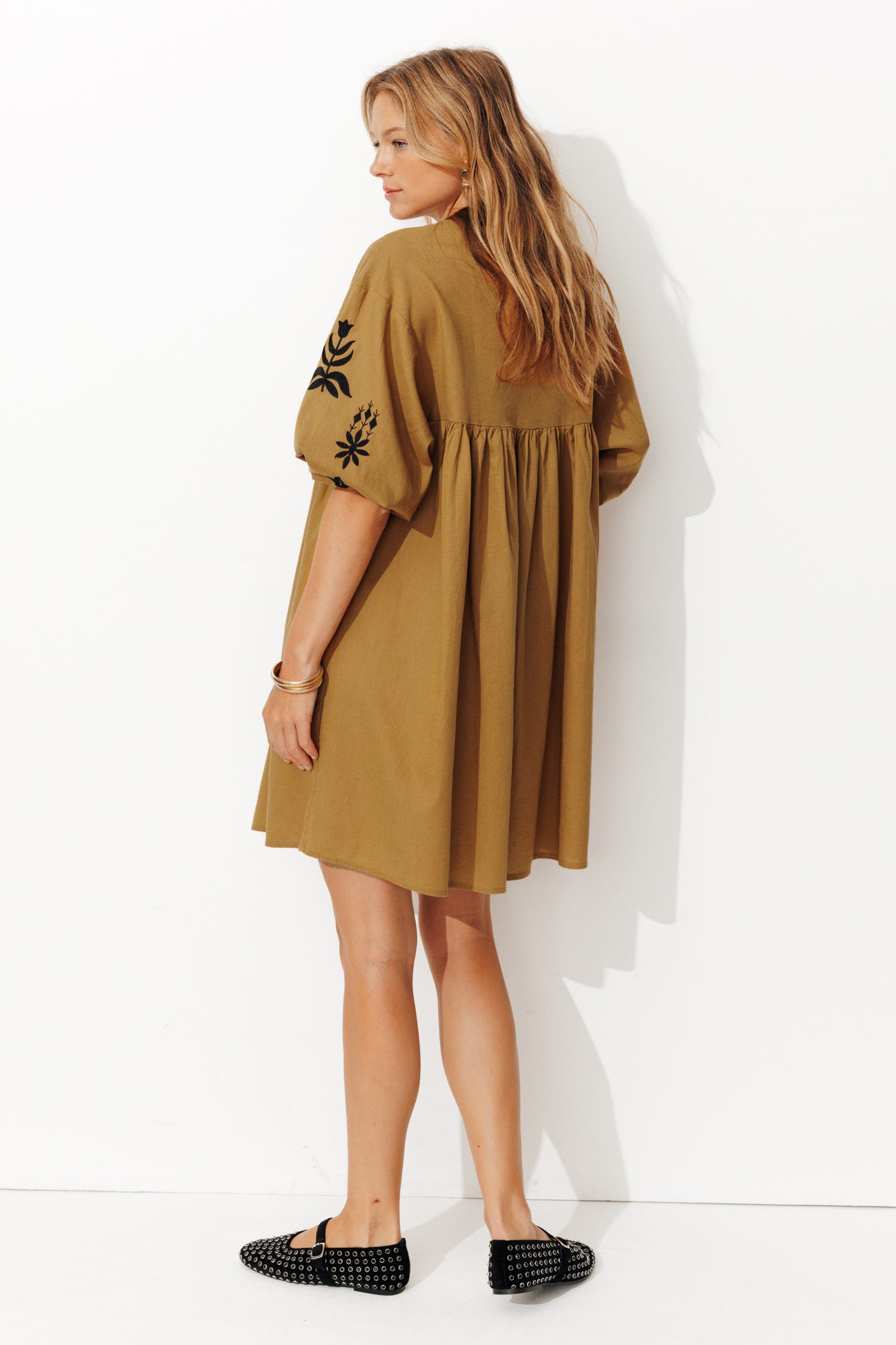 Robe courte brodée Femme