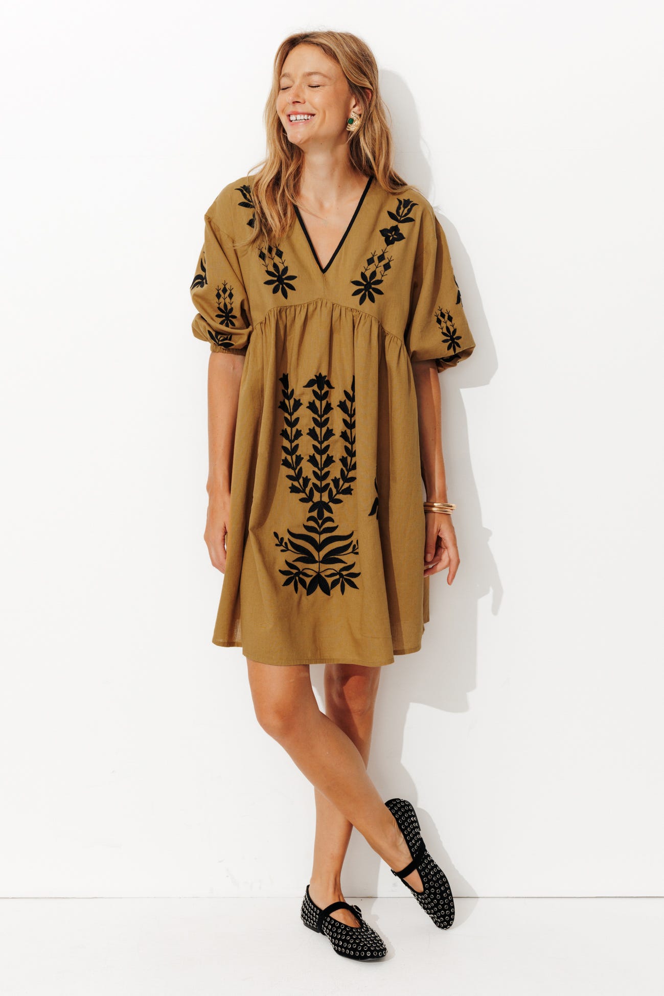 Robe courte brodée Femme