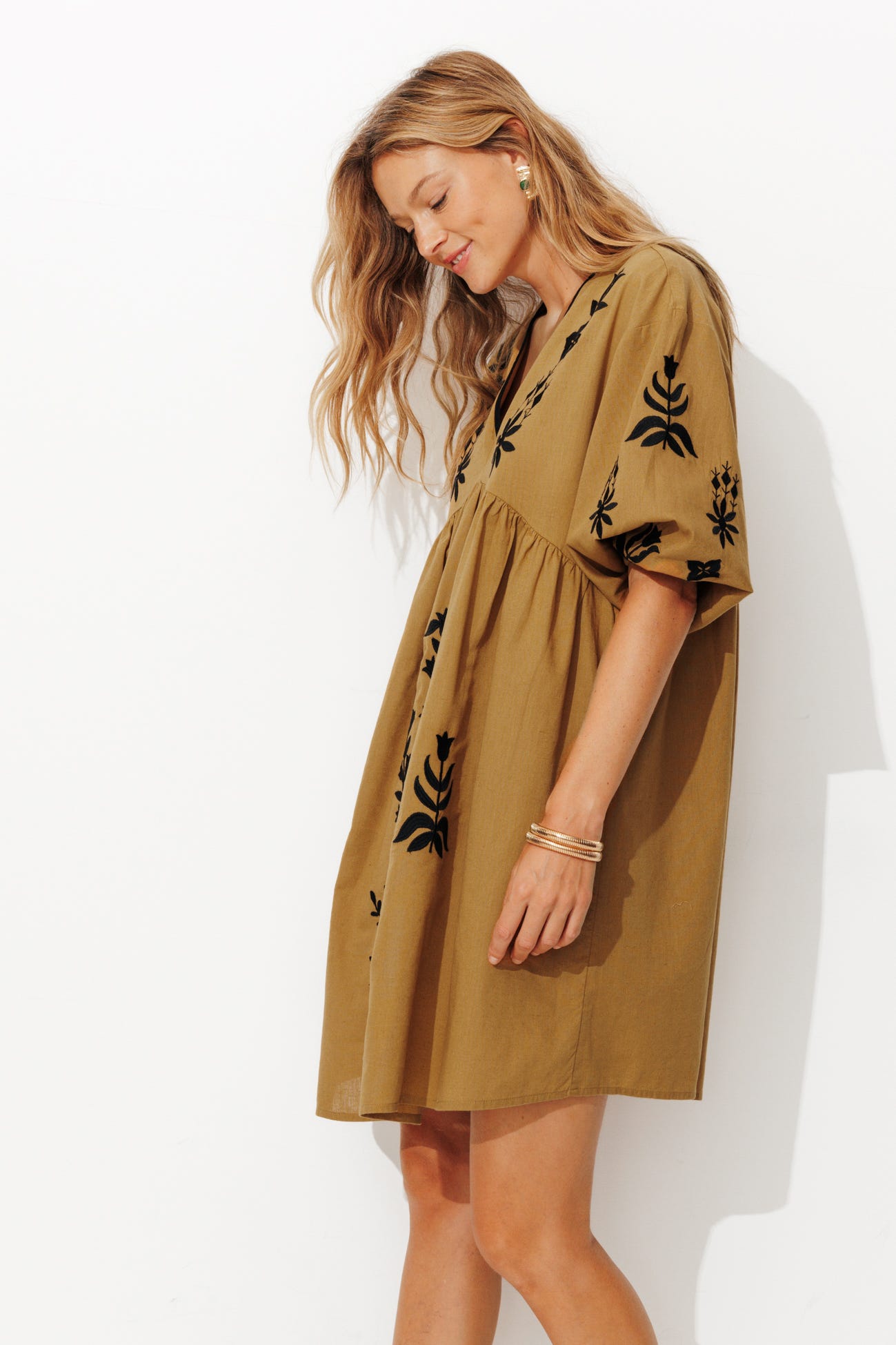 Robe courte brodée Femme