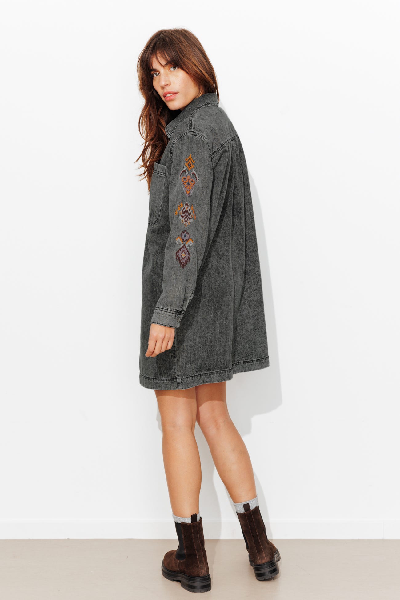 Robe-chemise en jean brodé
