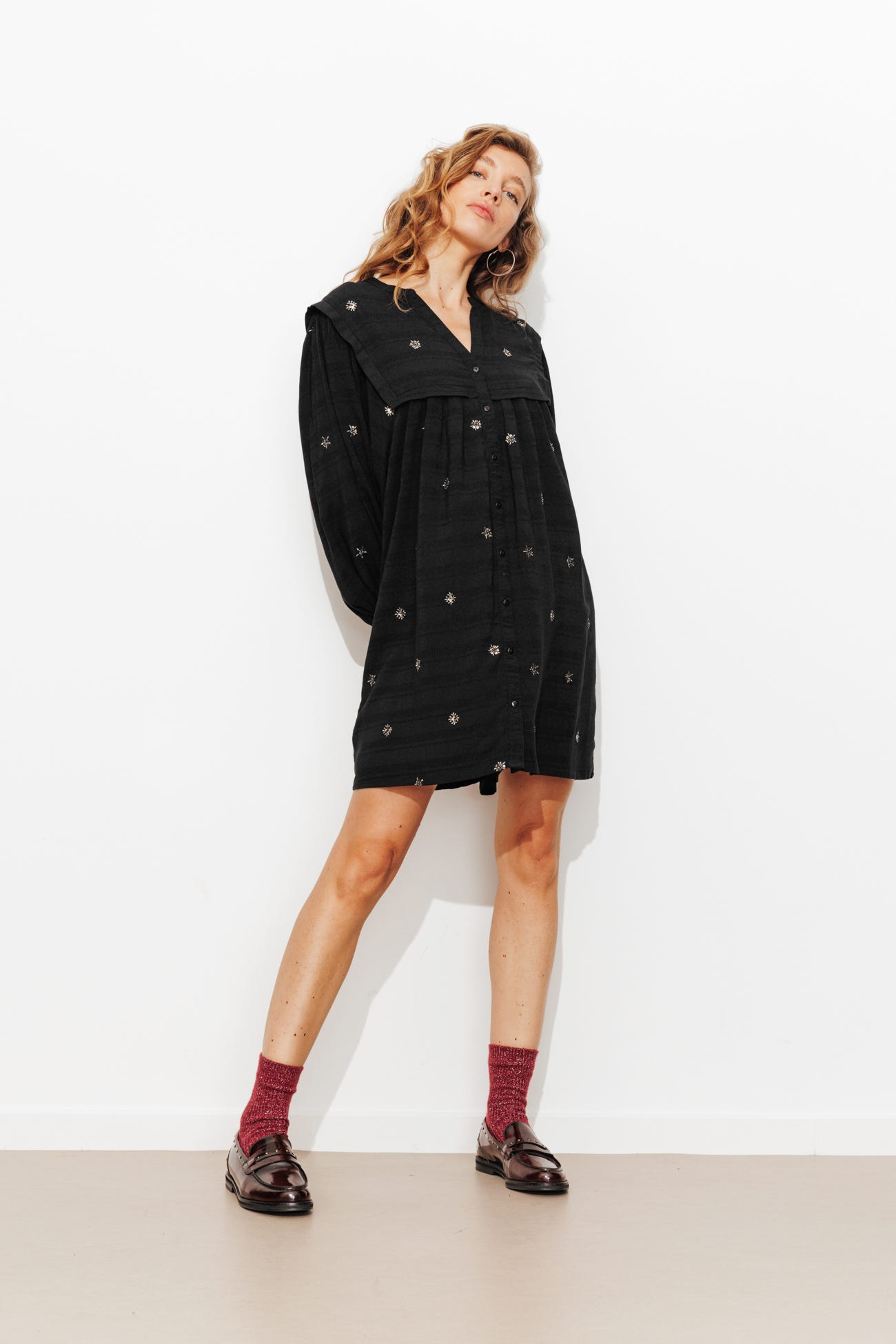 Robe courte à sequins brodés