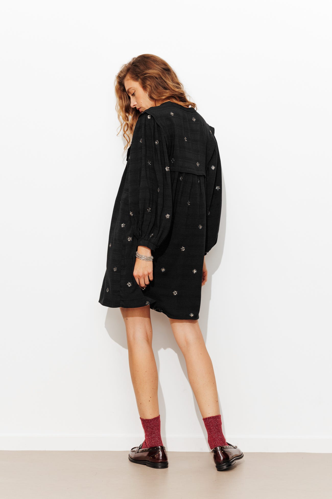 Robe courte à sequins brodés