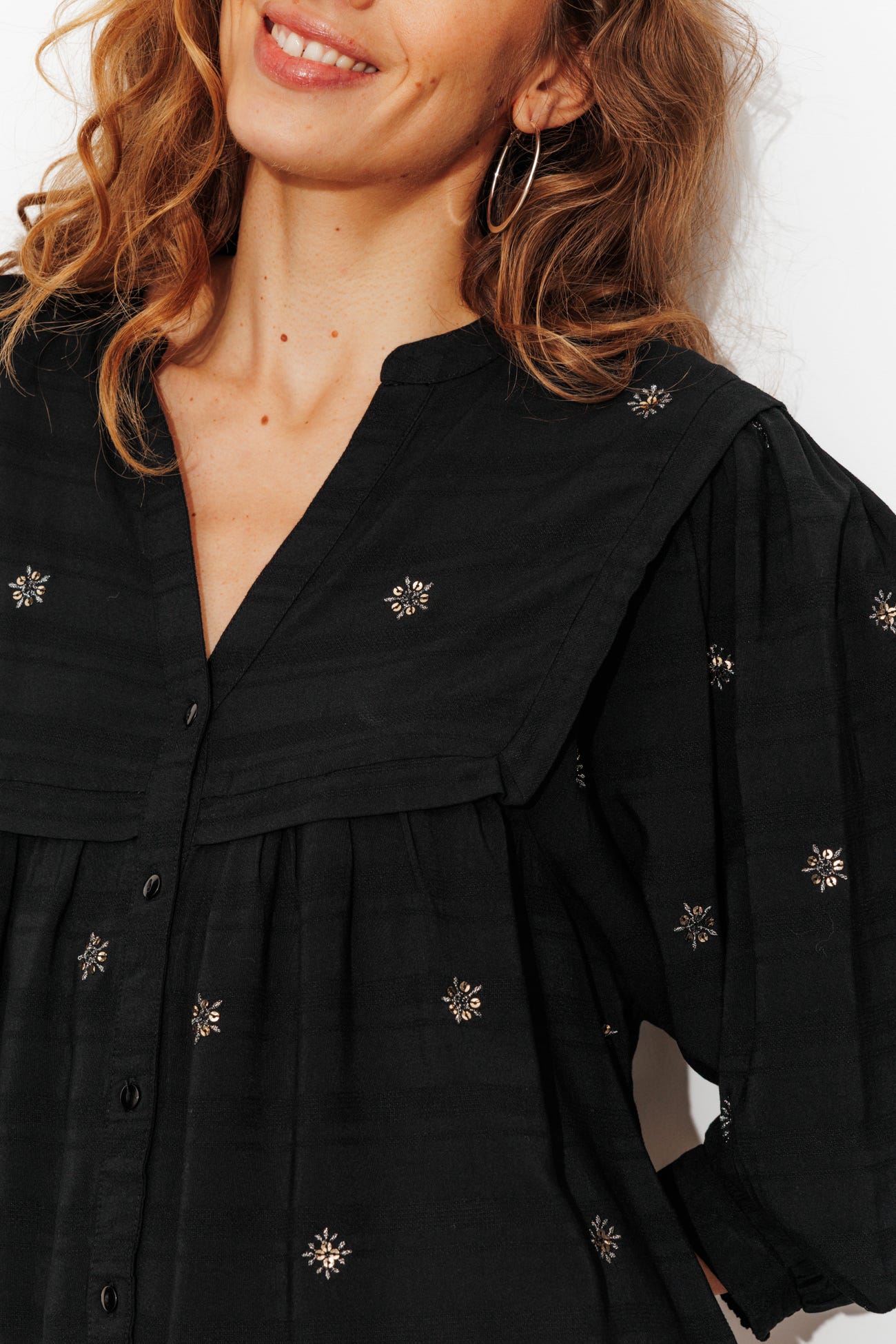 Robe courte à sequins brodés