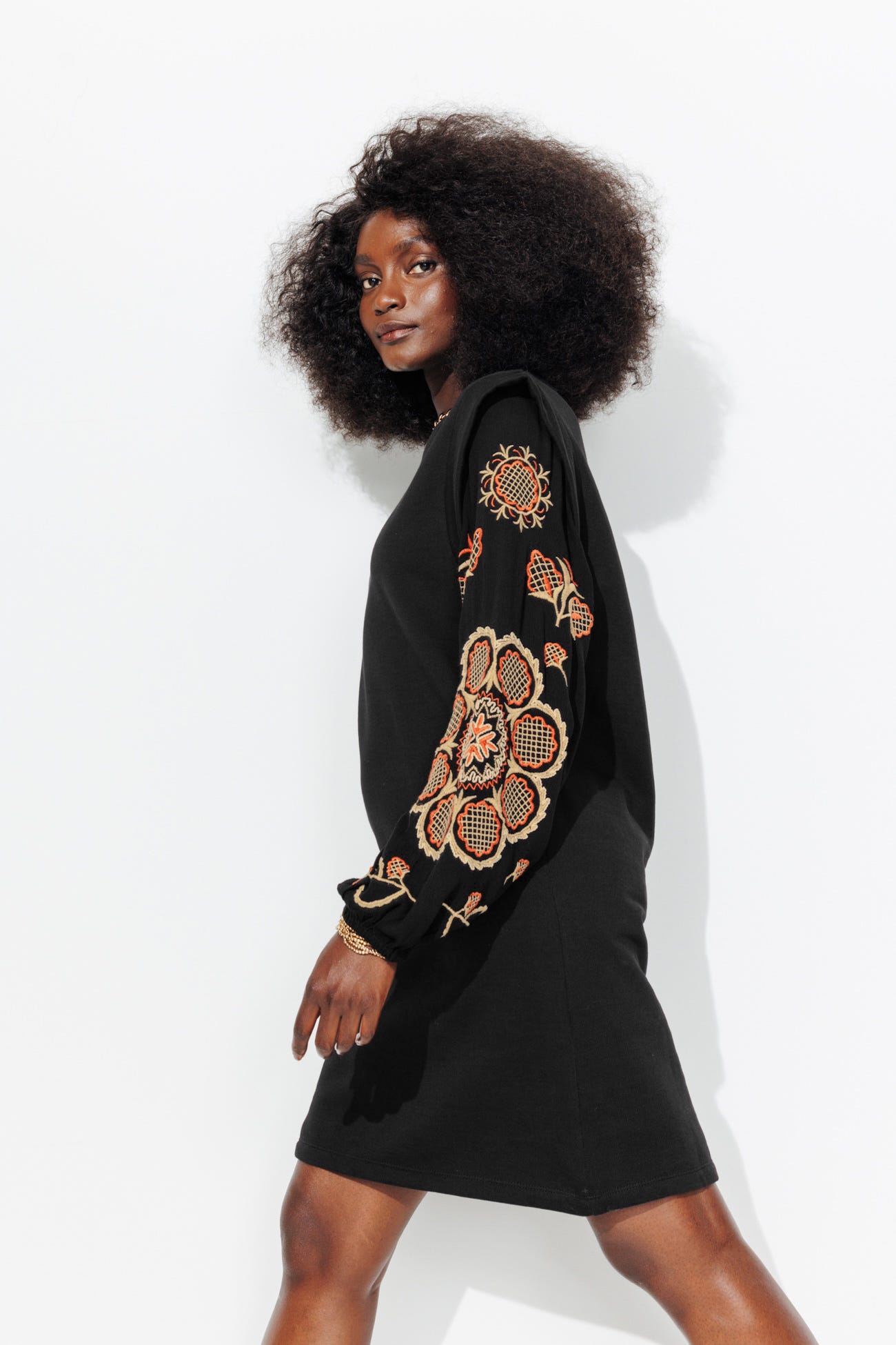 Robe sweat-shirt brodée