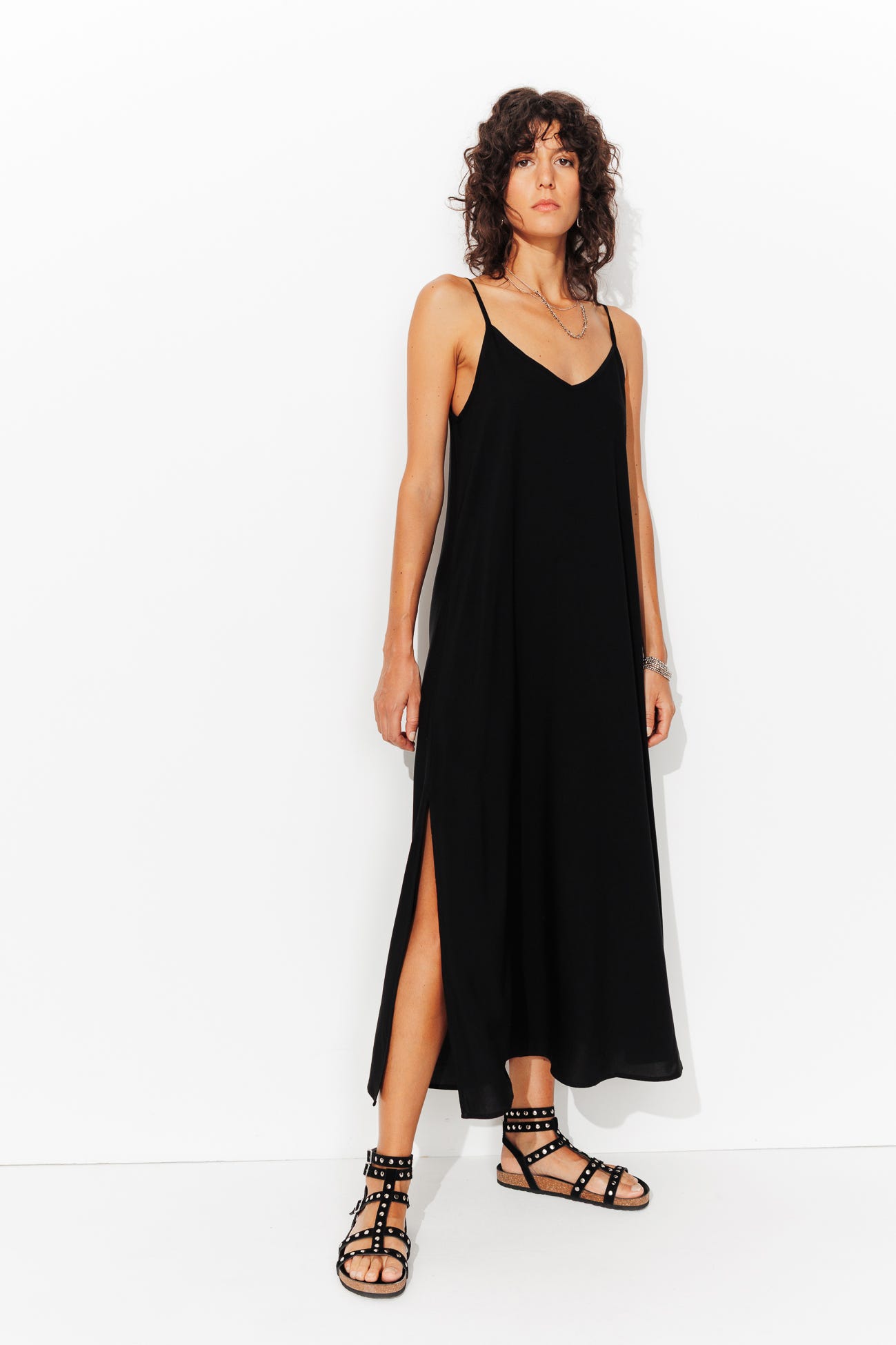 Longue robe à fines bretelles