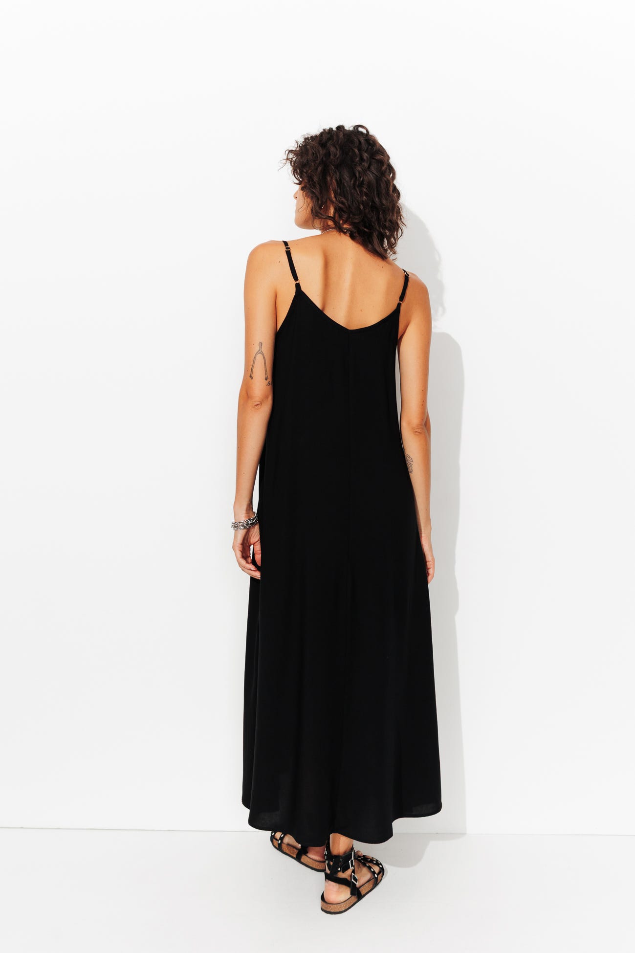 Longue robe à fines bretelles