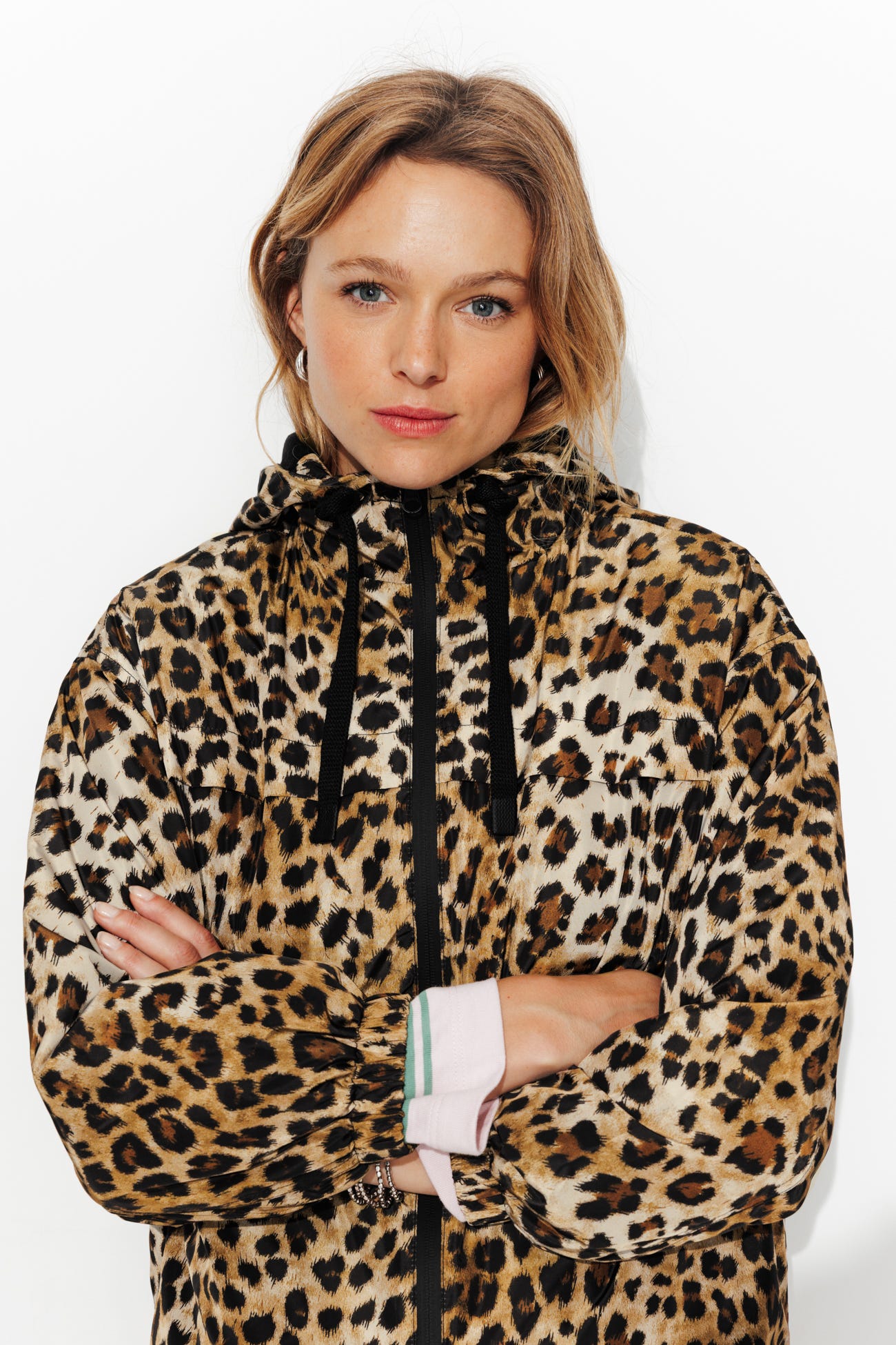 Cortavientos leopardo capucha