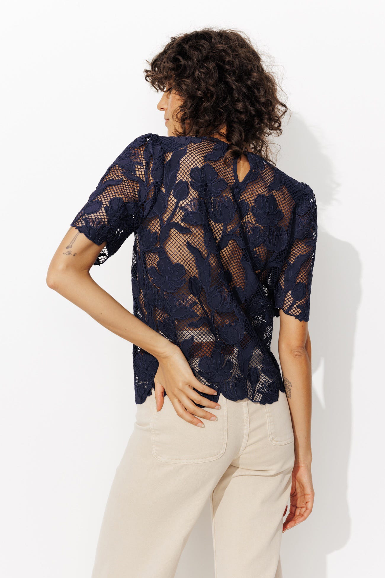 Blouse en guipure brodée