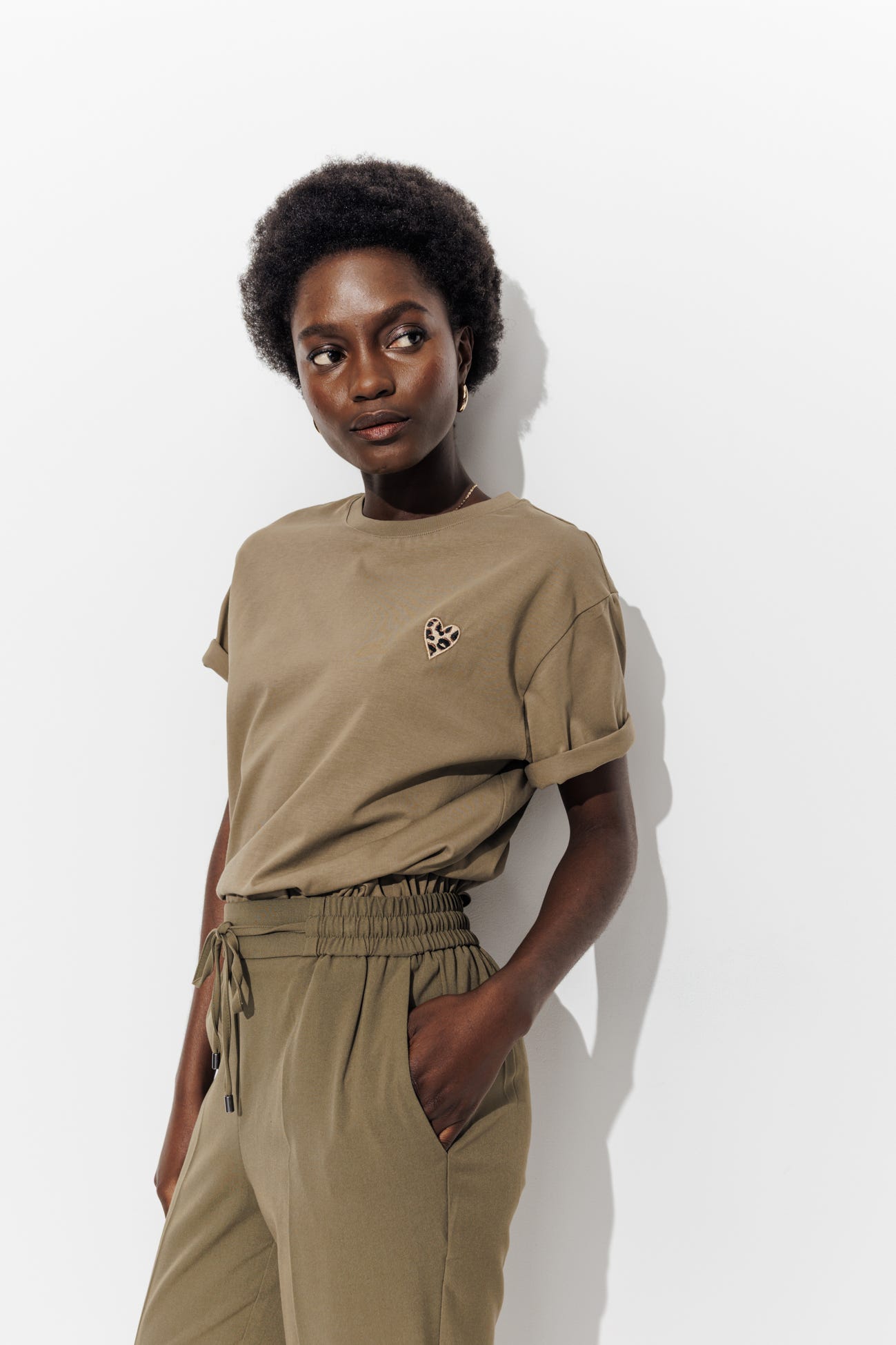 T-shirt coeur brodé