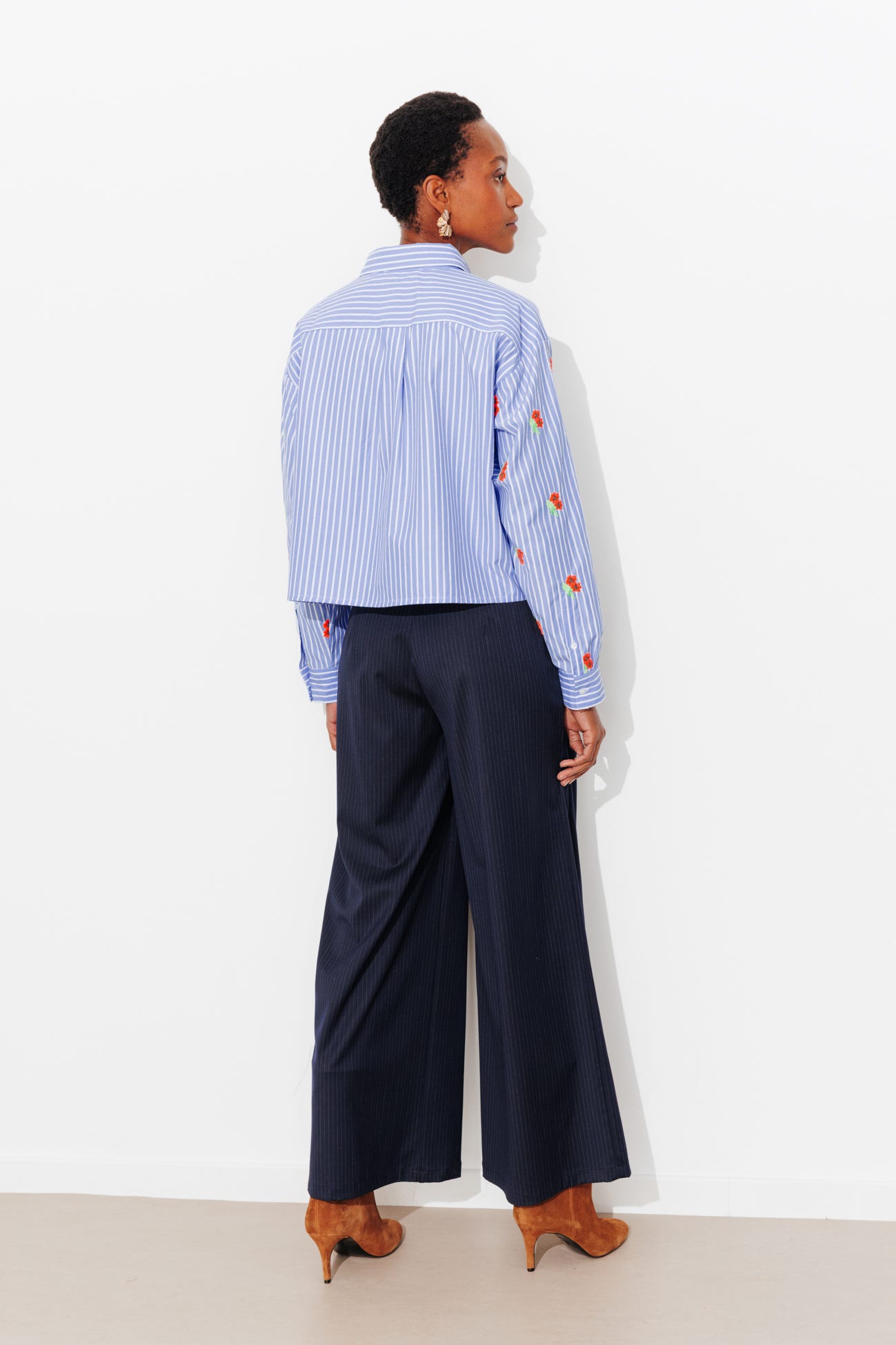 Chemise courte rayée et brodée