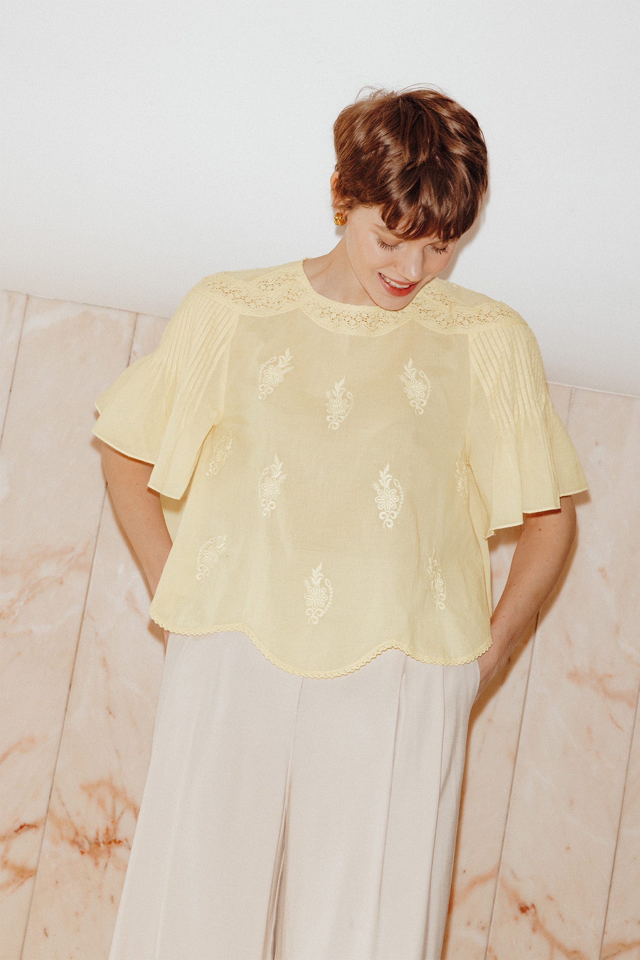 Ausgestellte bestickte Bluse