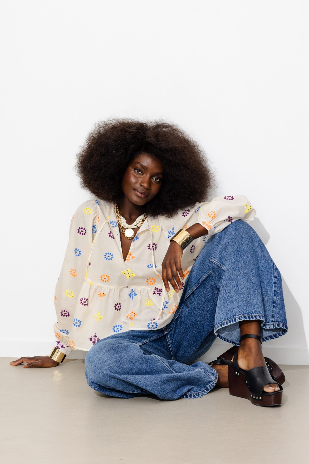 Blusa ricamata traforata