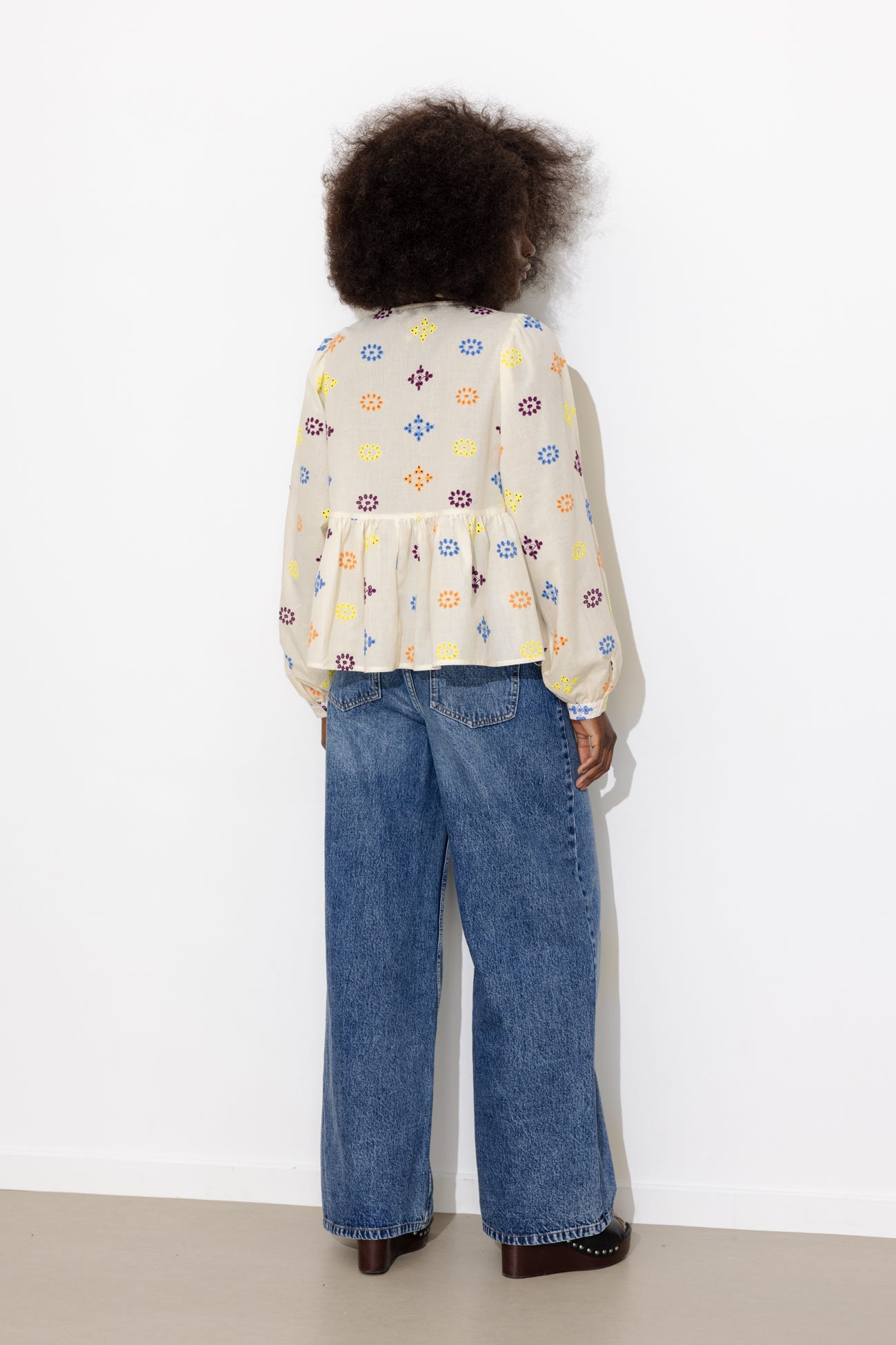 Blusa ricamata traforata