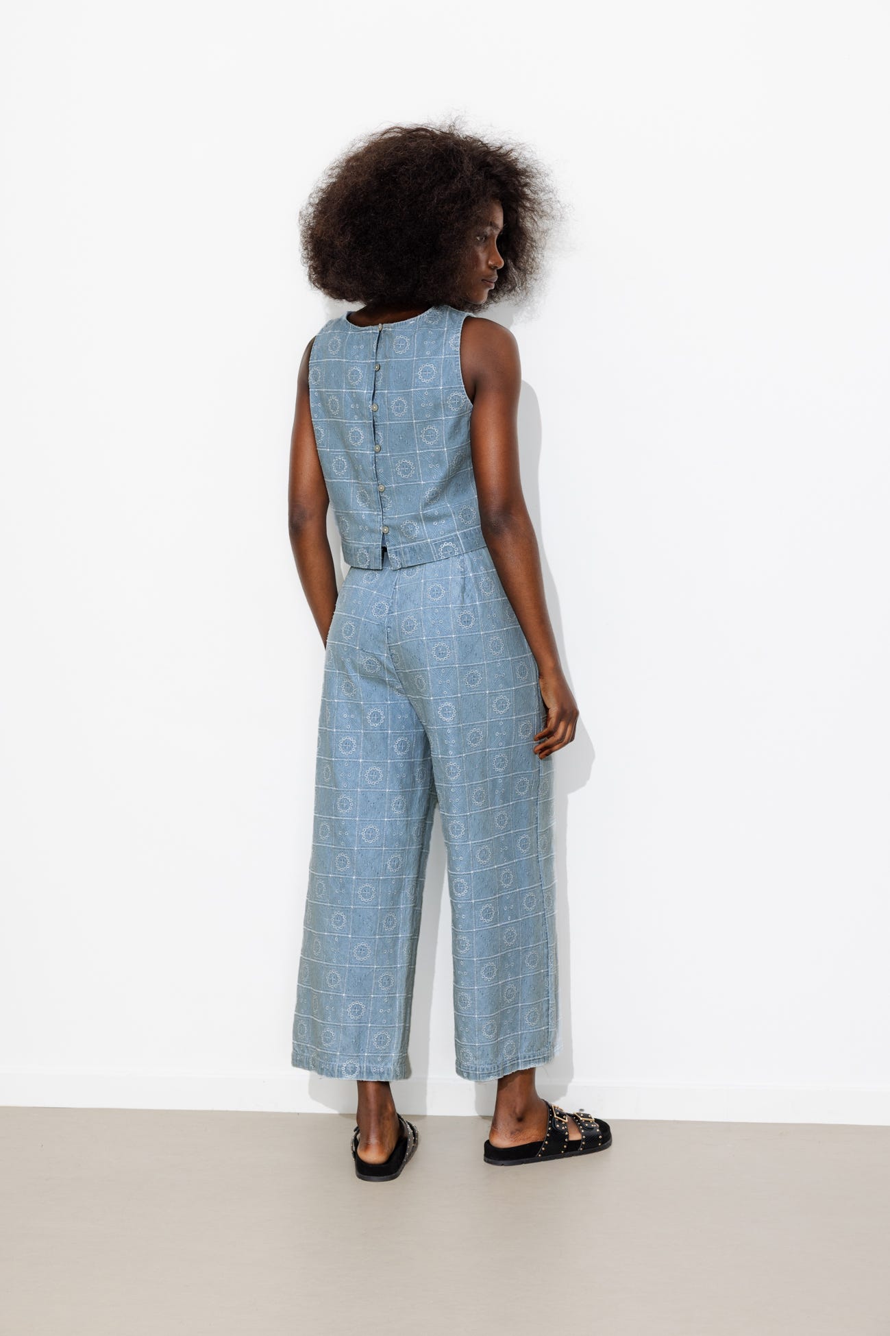 Crop top en jean brodé