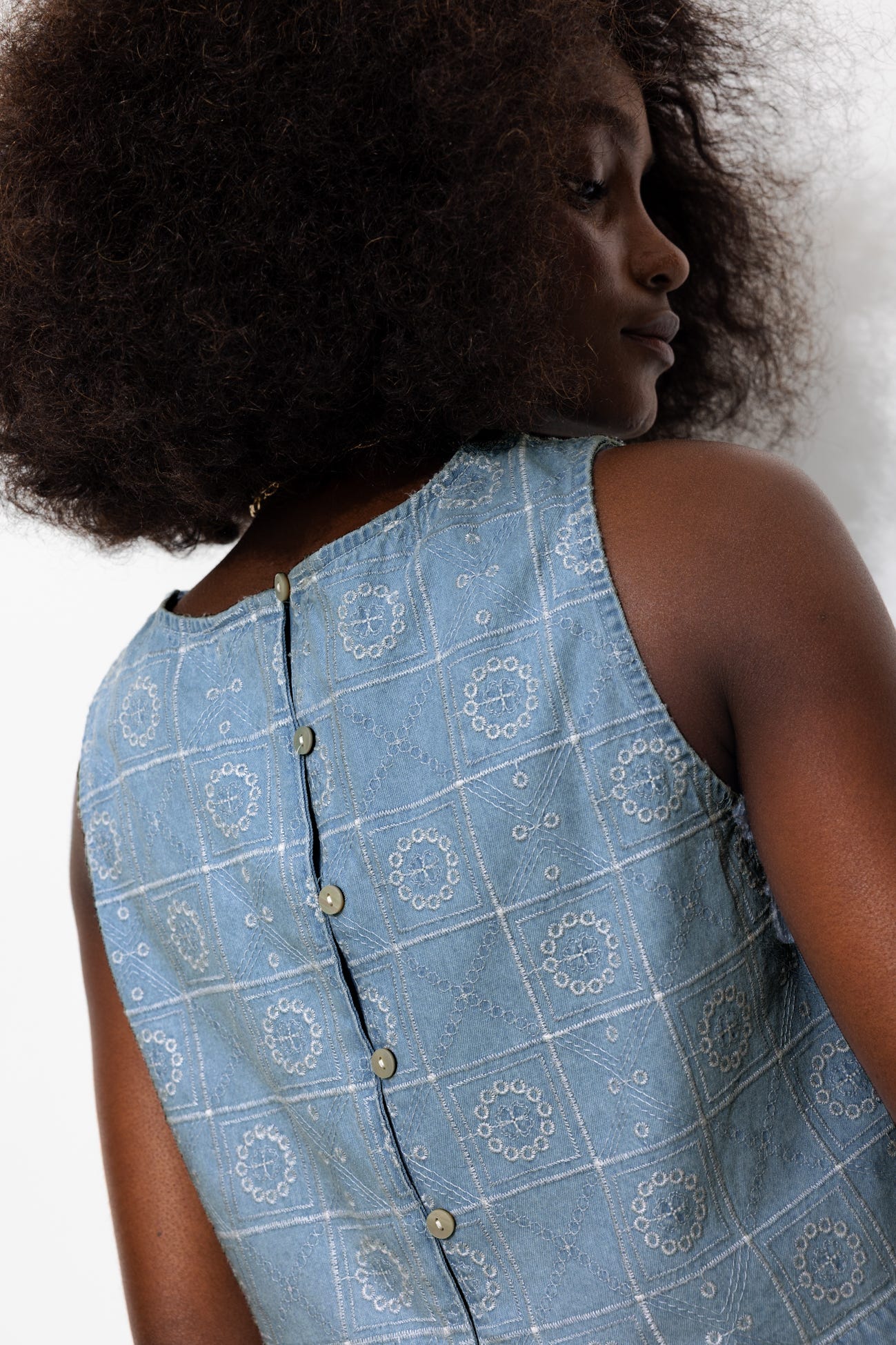 Crop top en jean brodé