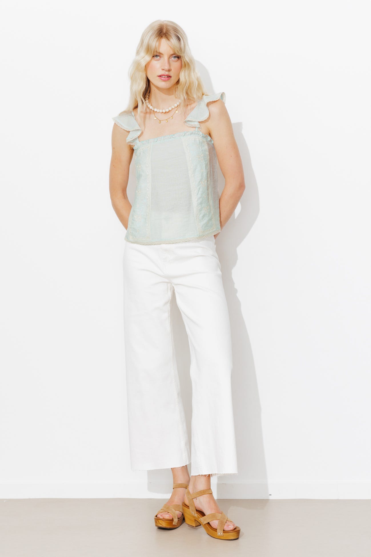 Top brodé bretelles volantées