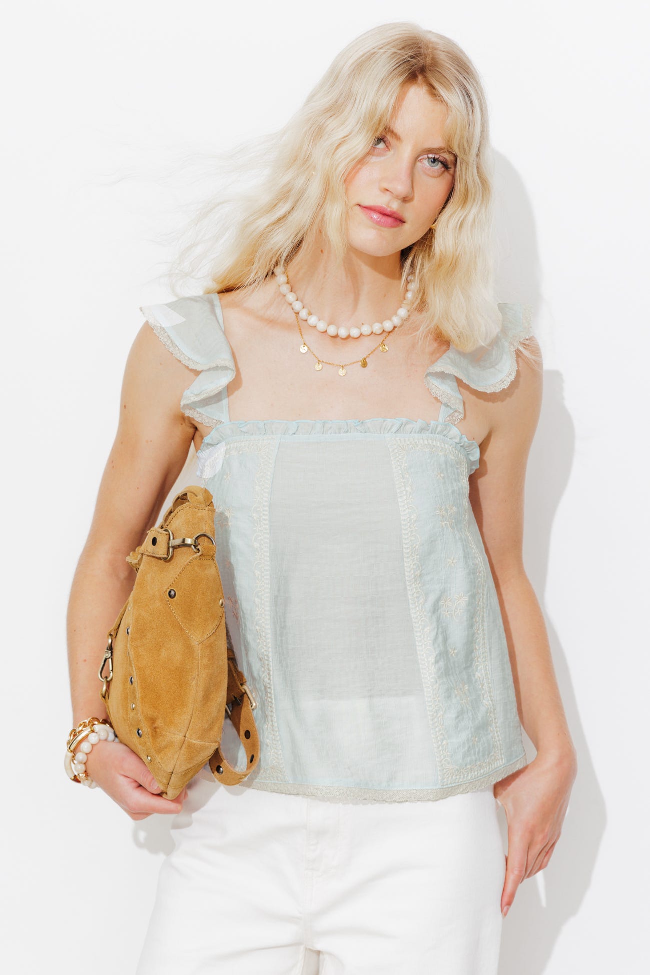 Top brodé bretelles volantées