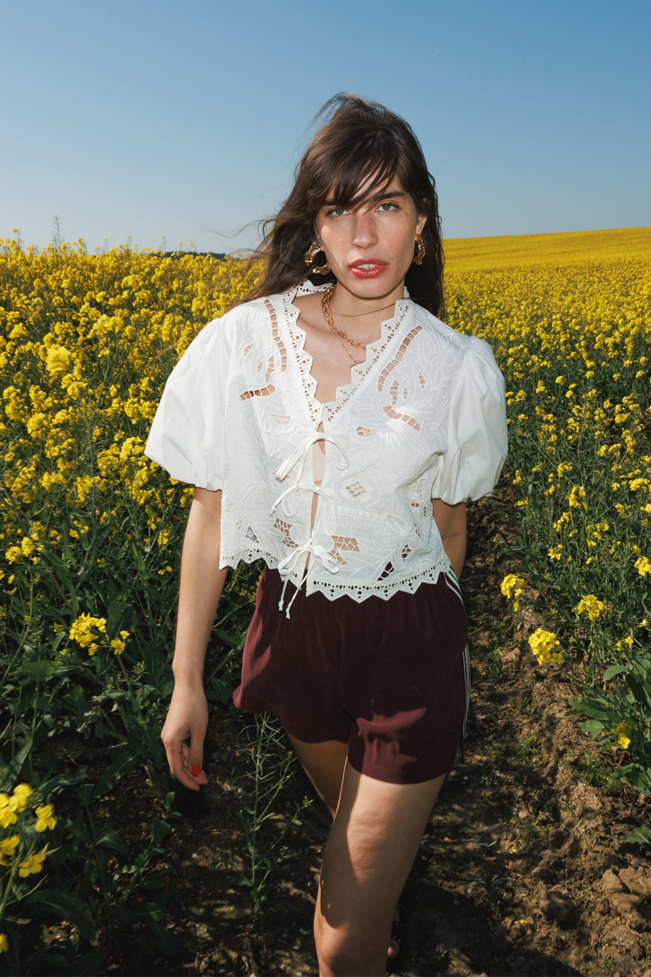Blusa bordada con manga globo