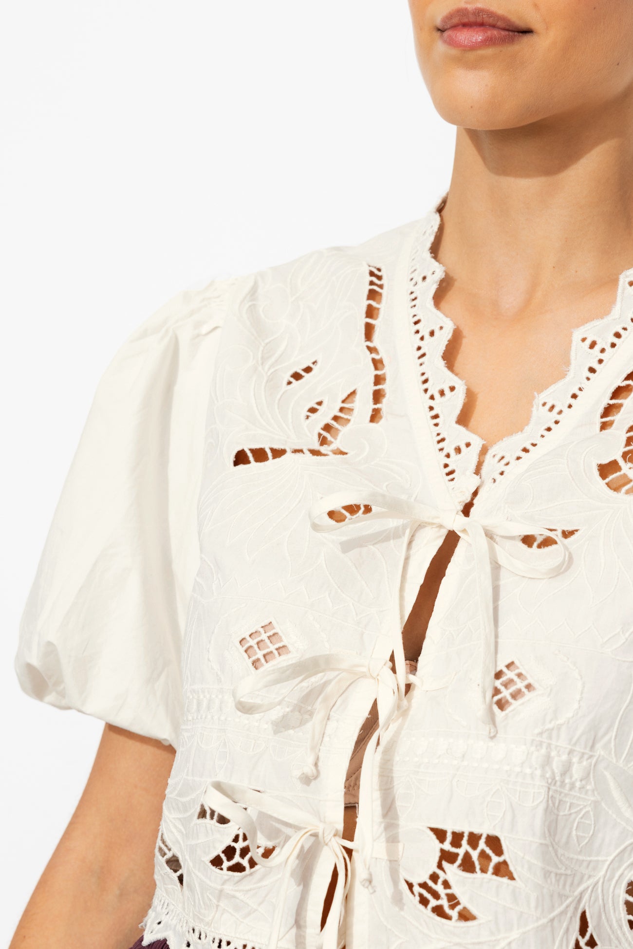 Puff-sleeve embroidery blouse - Ecru