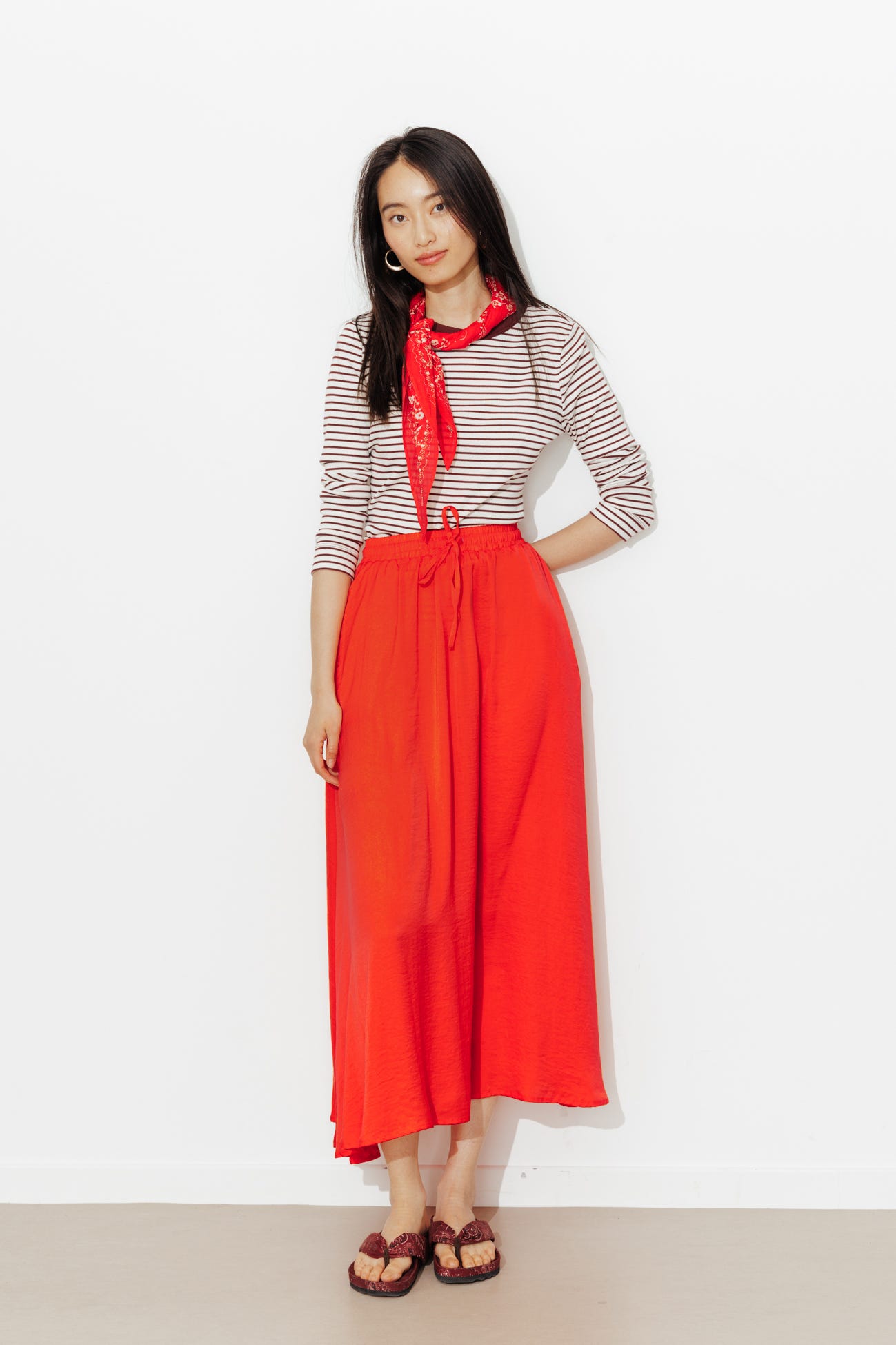 Falda larga lisa sedosa