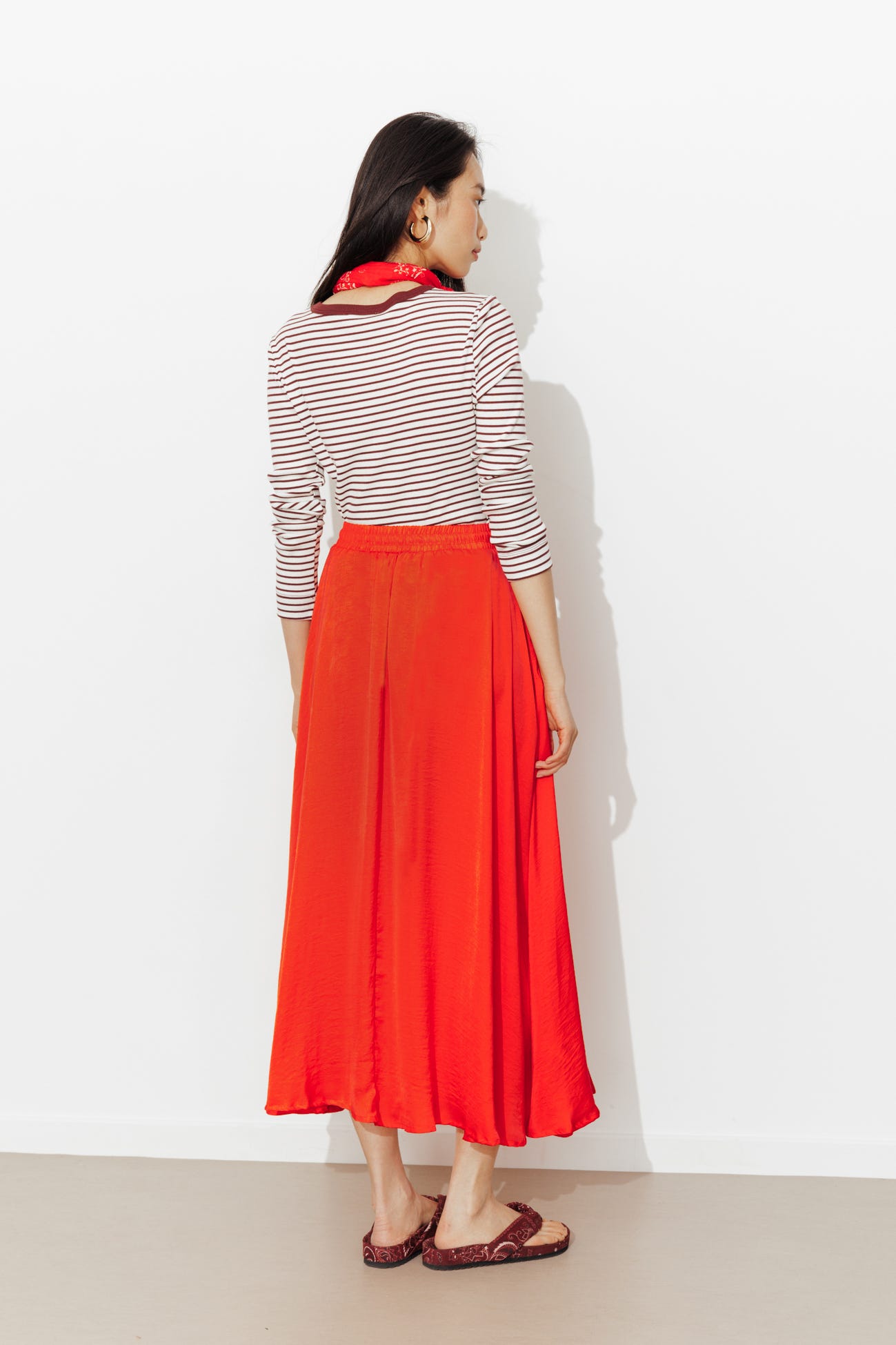 Falda larga lisa sedosa