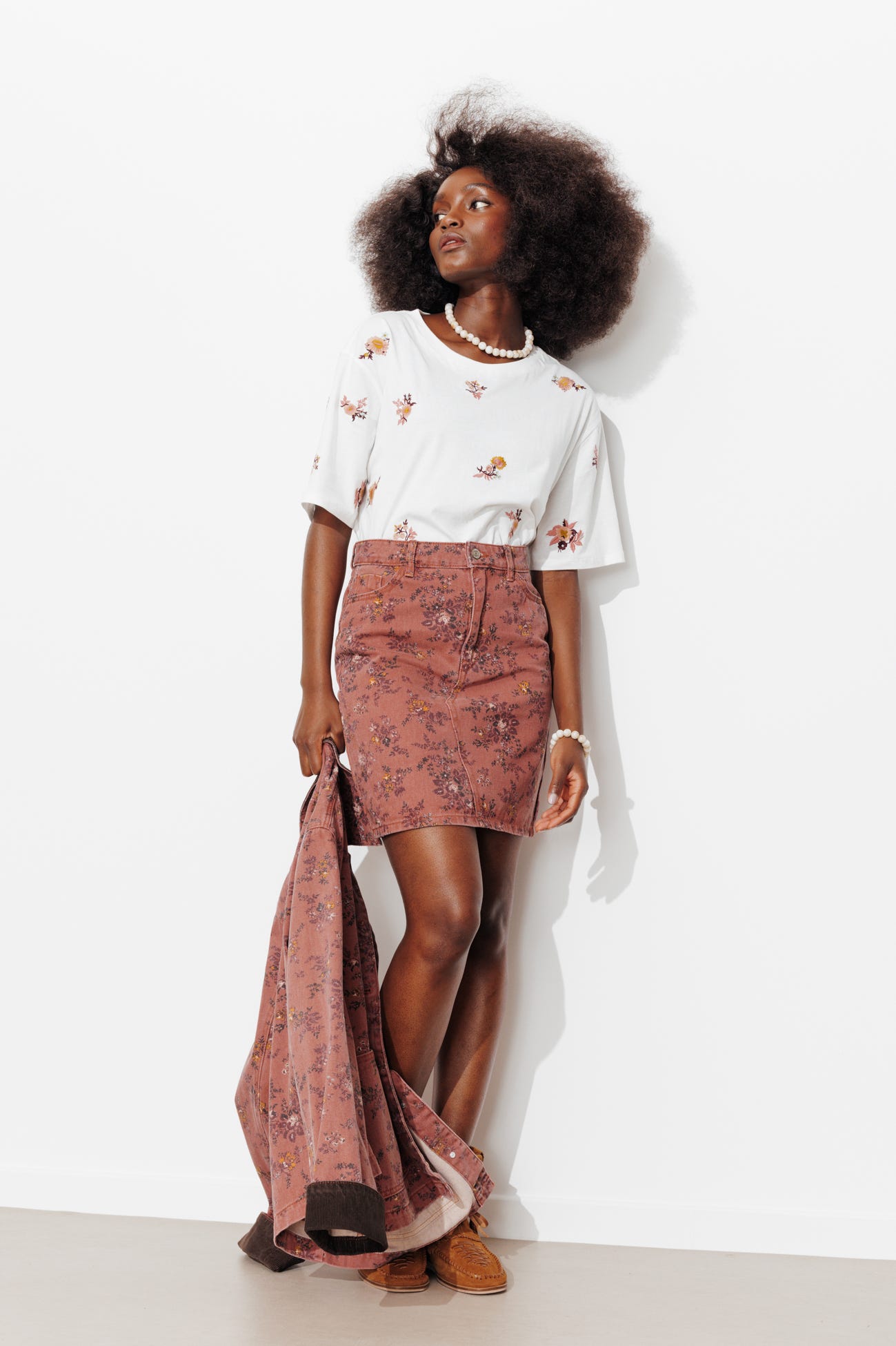 Jupe courte en toile fleurie