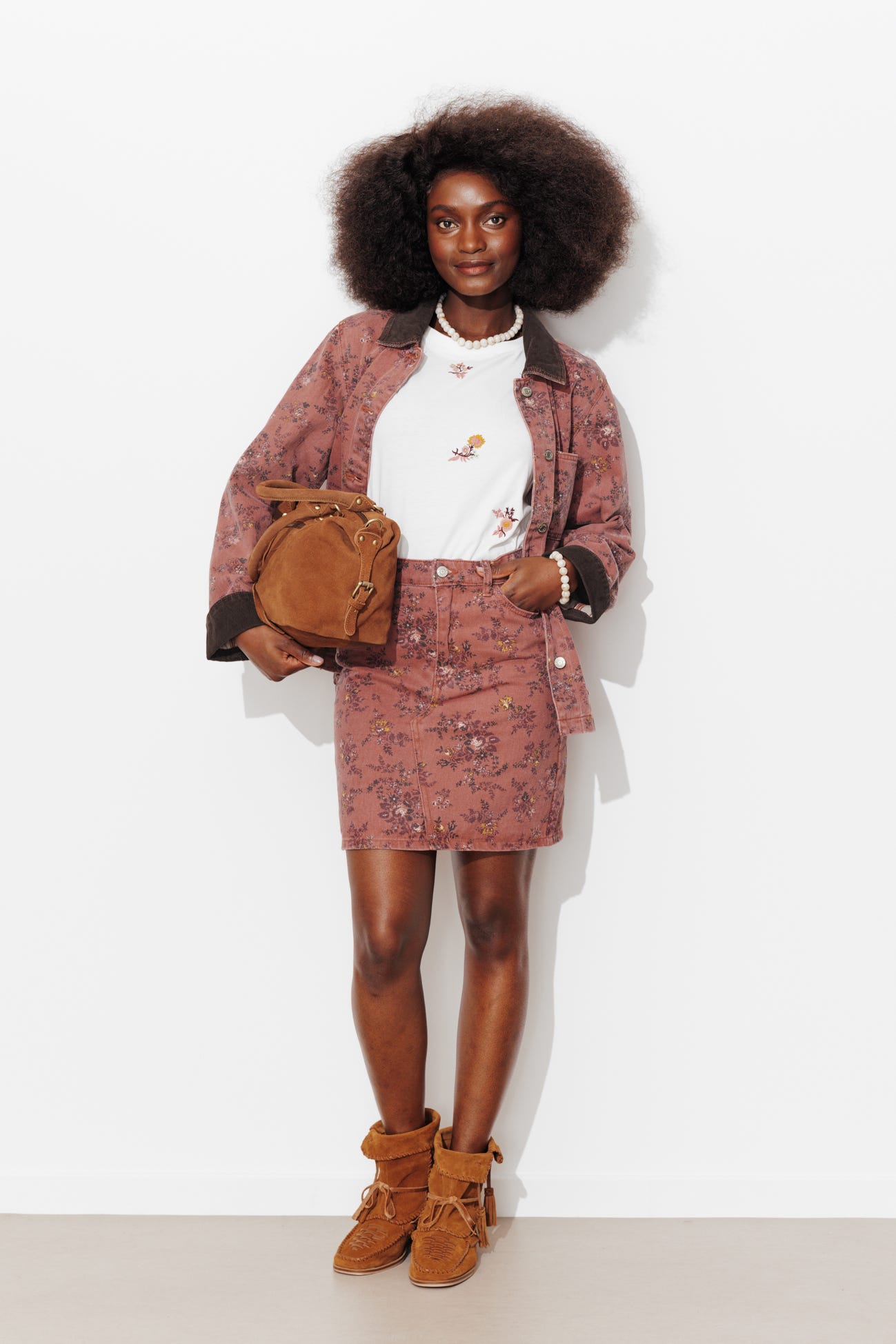 Jupe courte en toile fleurie