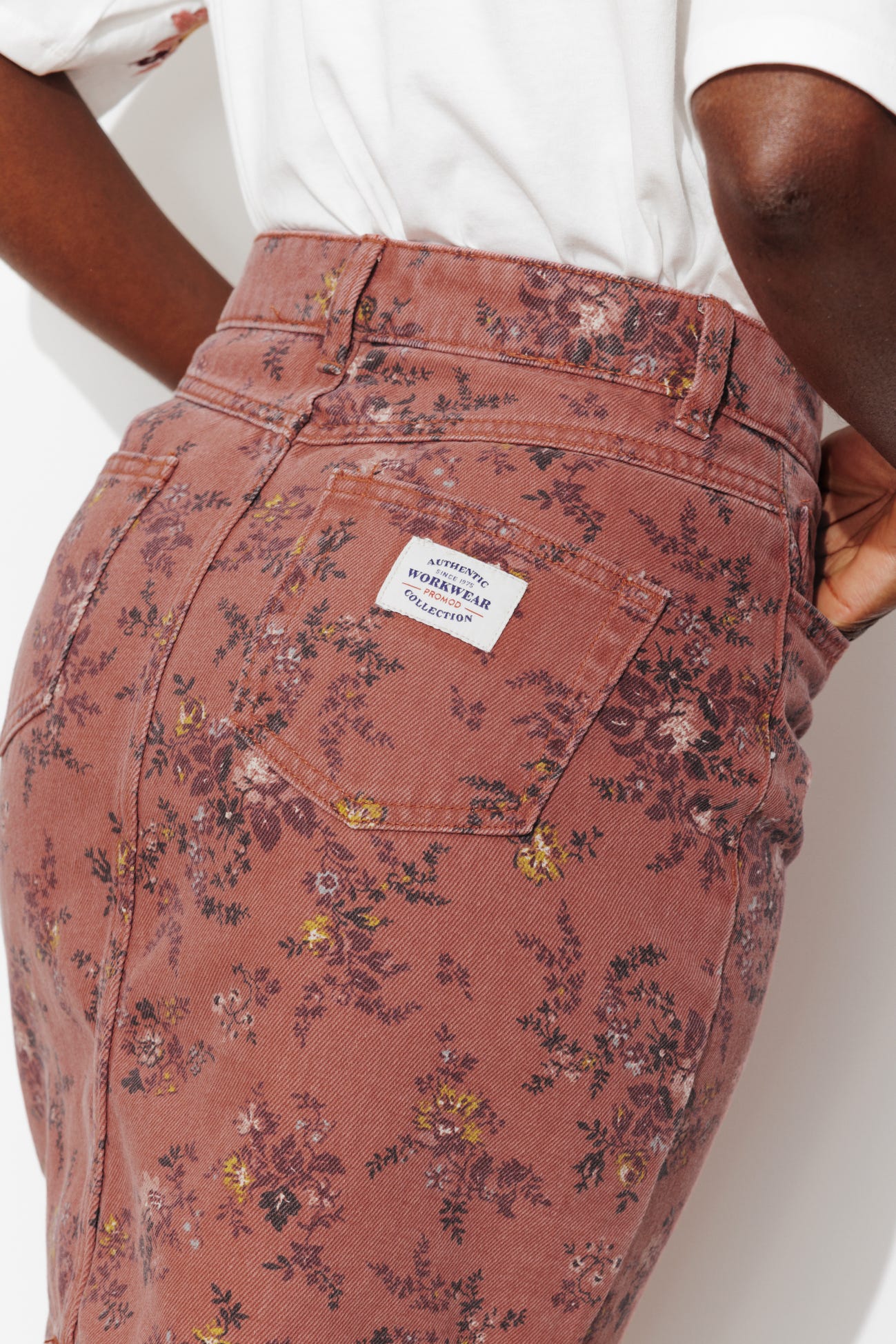 Jupe courte en toile fleurie