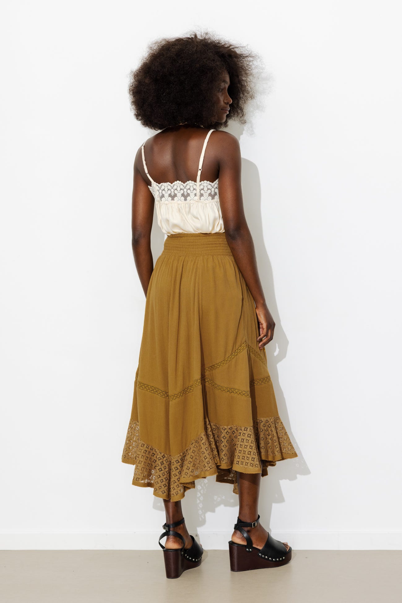 Falda midi con detalle encaje