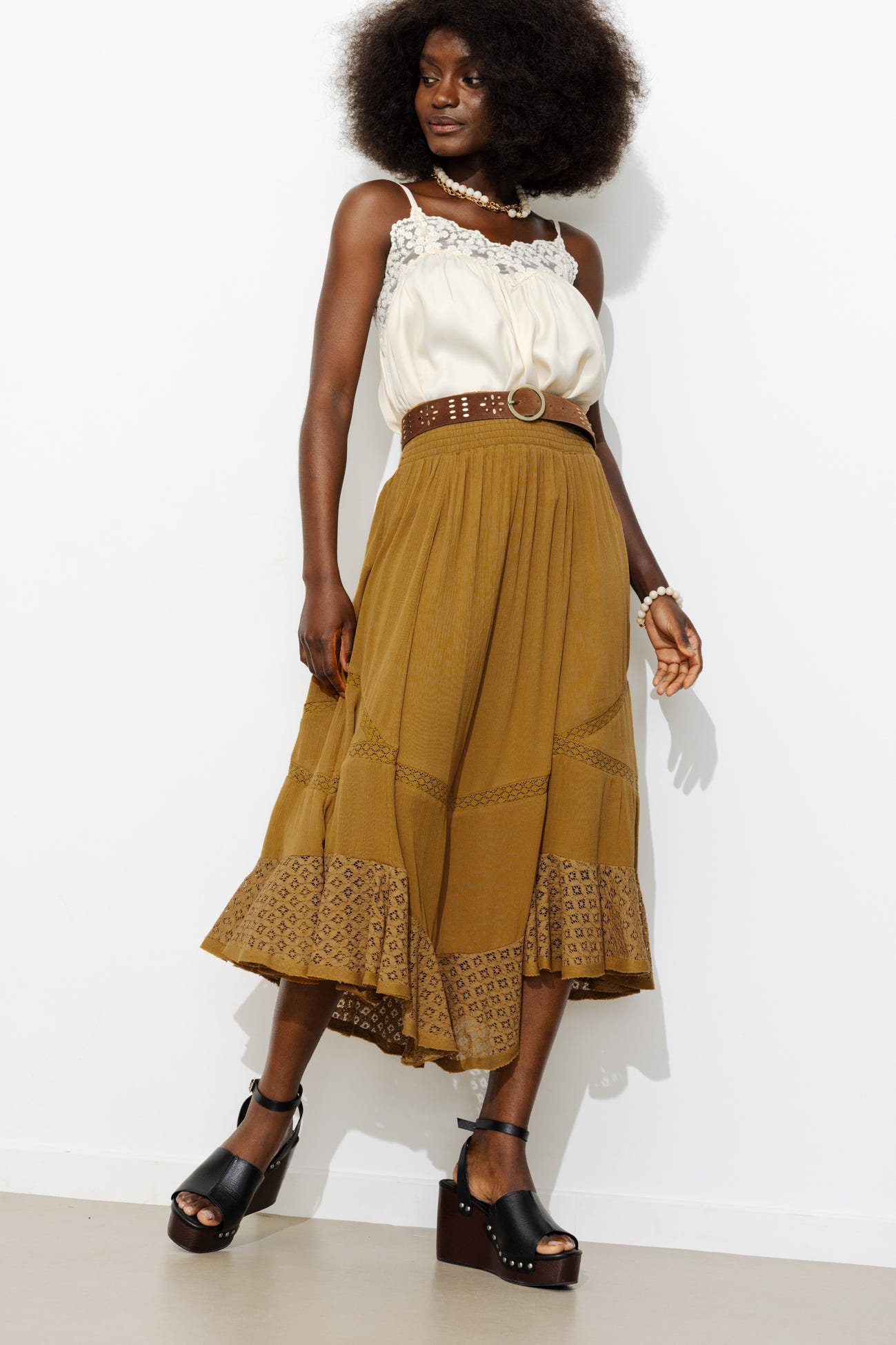 Falda midi con detalle encaje