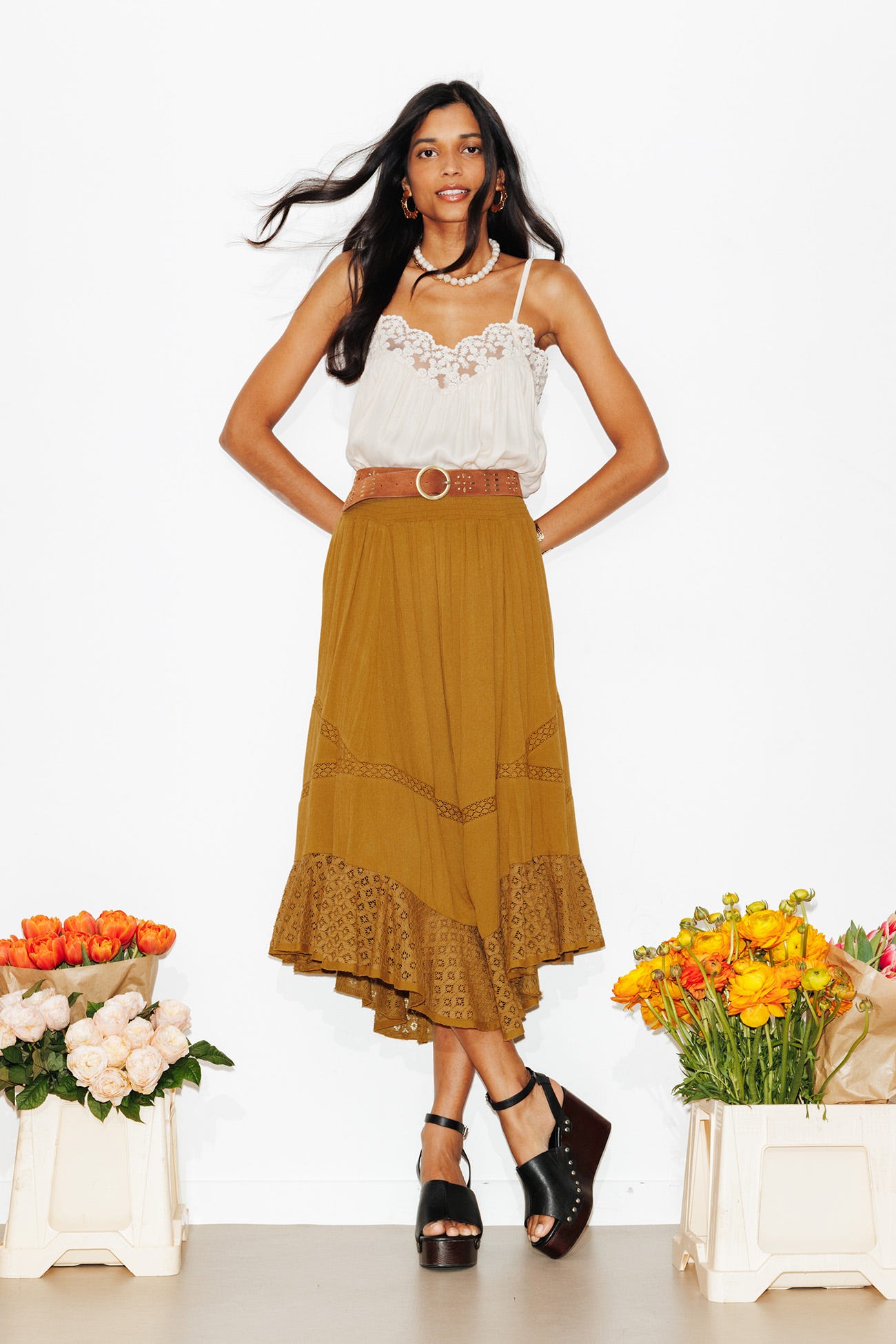 Falda midi con detalle encaje