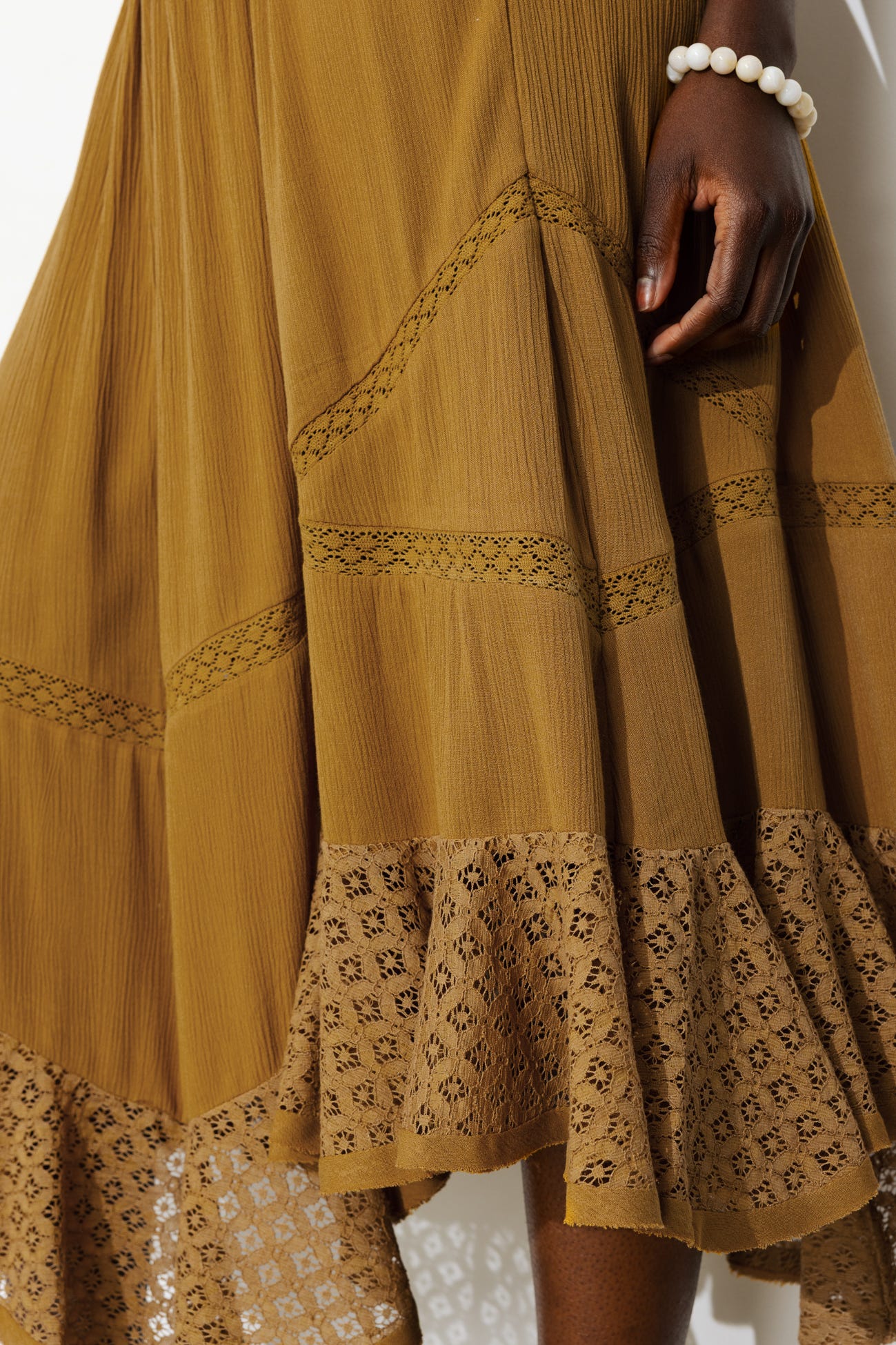 Falda midi con detalle encaje