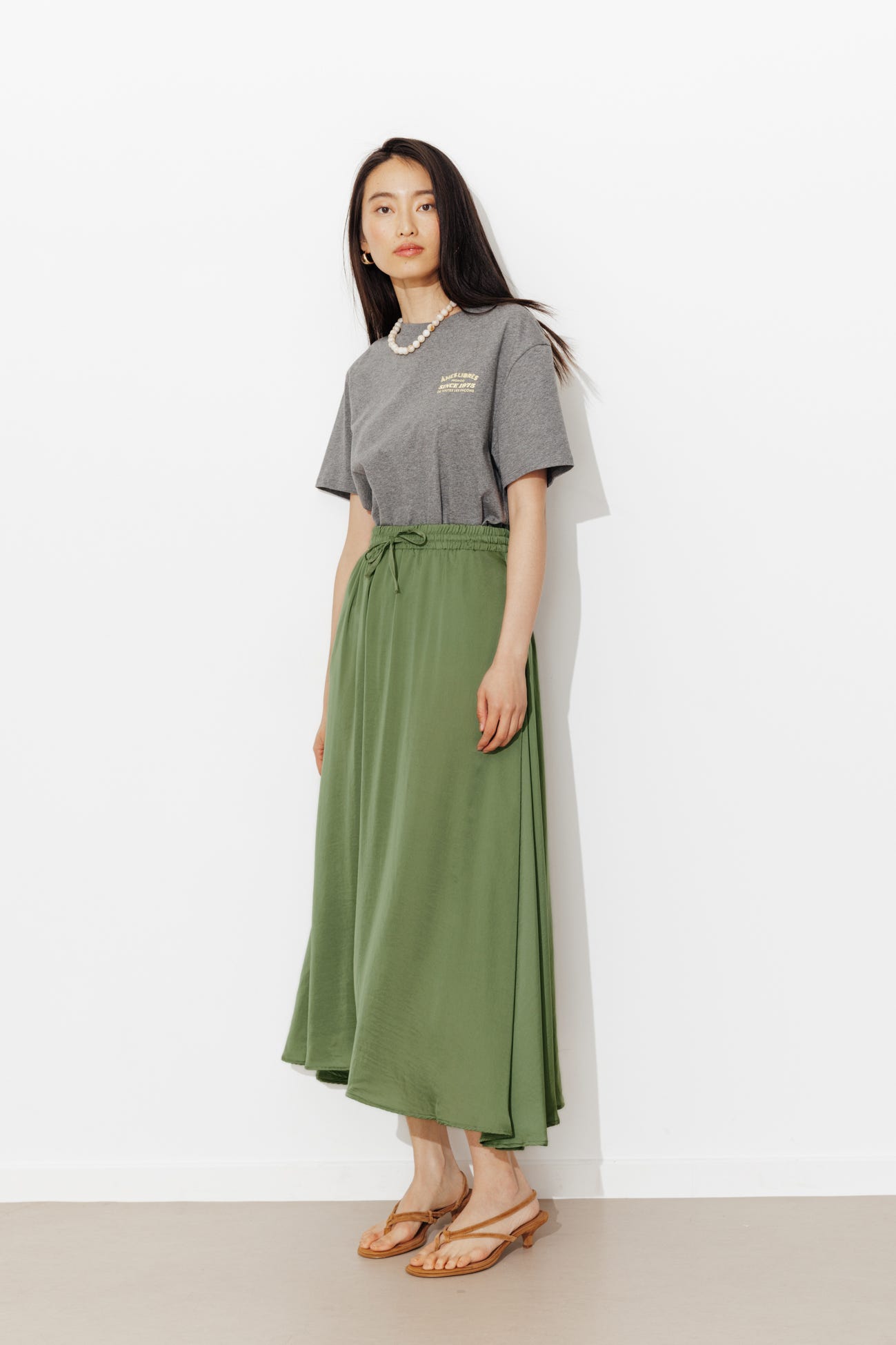 Falda larga lisa sedosa