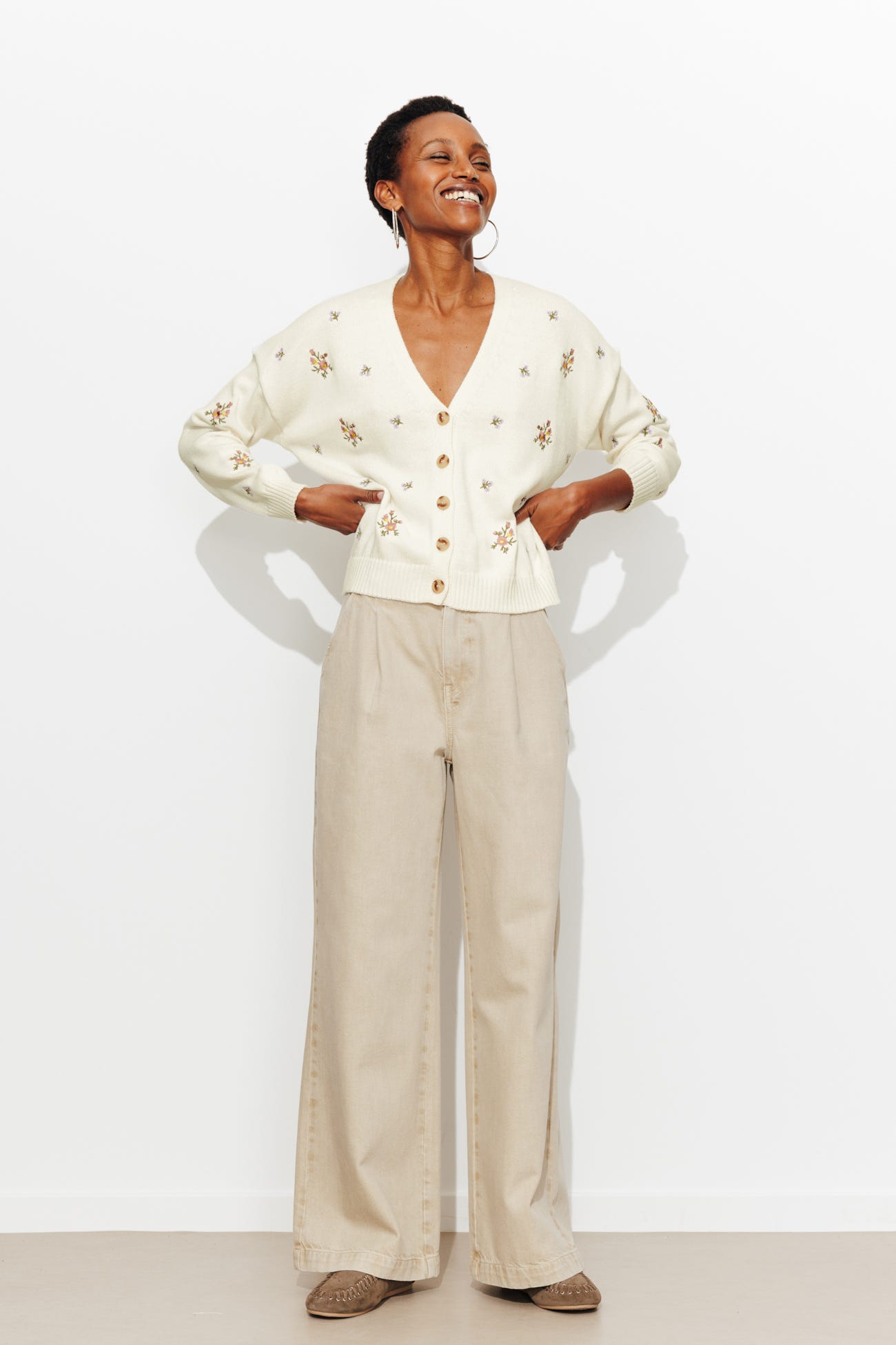 Cardigan mit Blütenstickerei