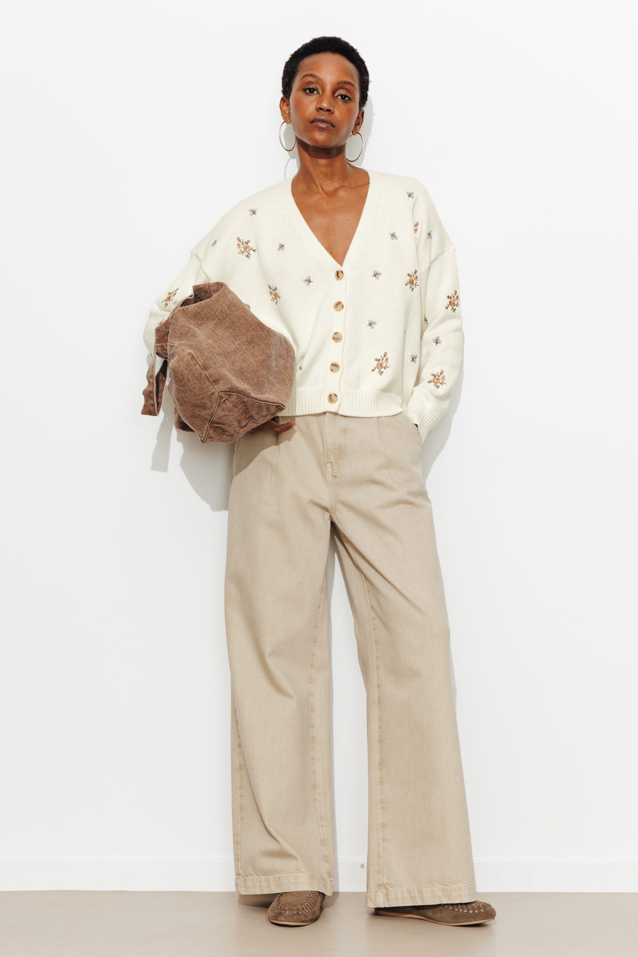 Cardigan con ricamo a fiori