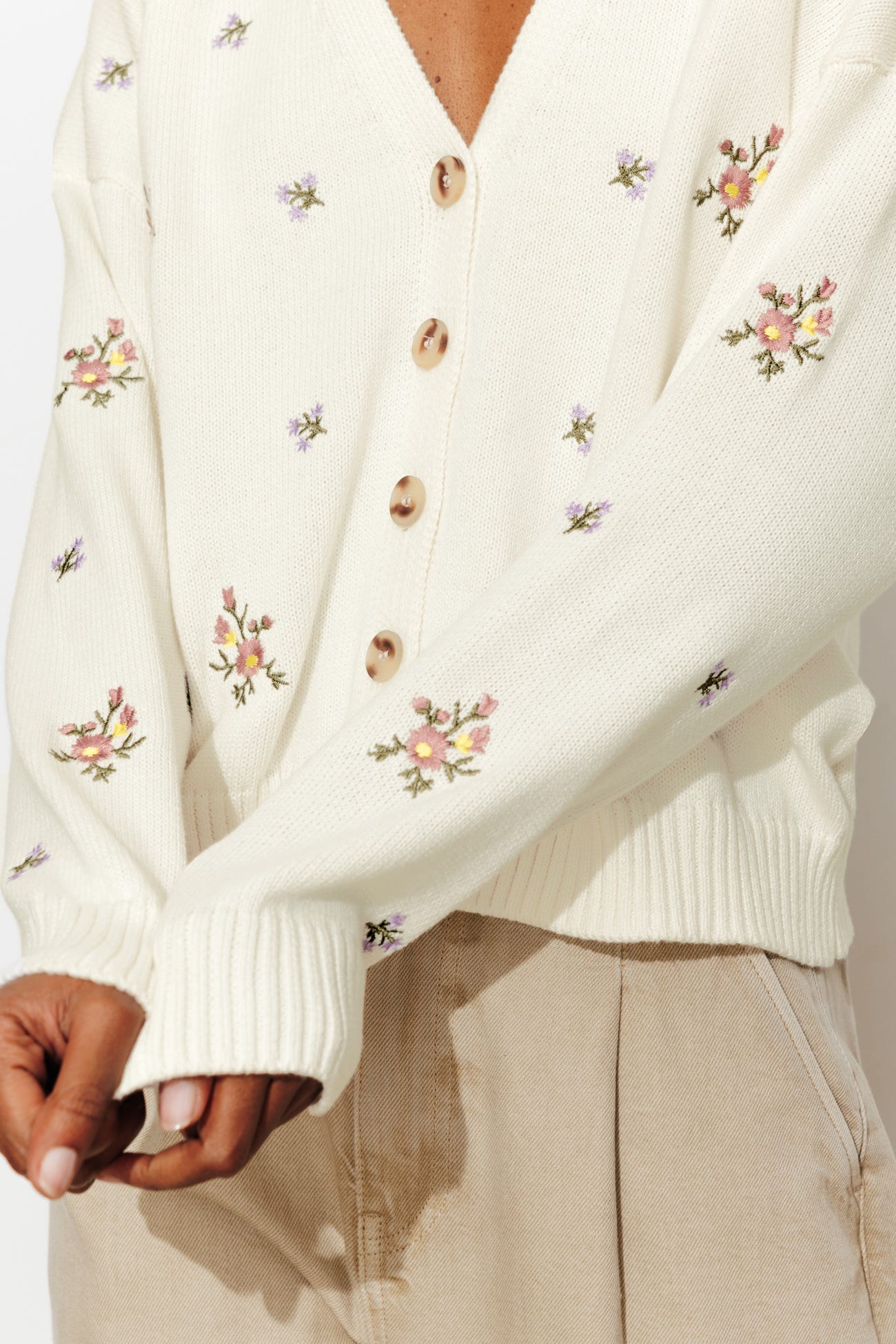 Cardigan mit Blütenstickerei