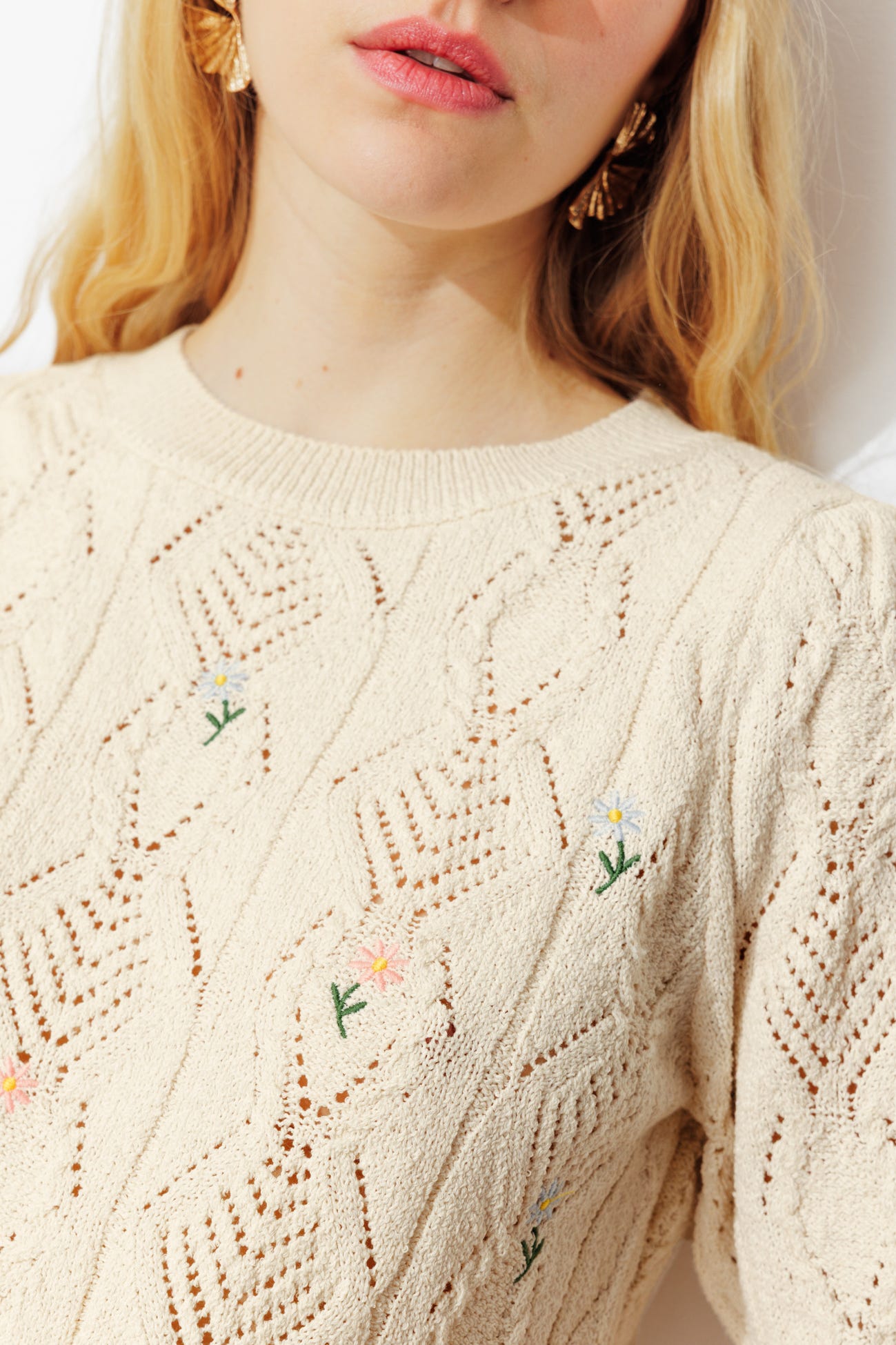 Jersey con flores bordadas