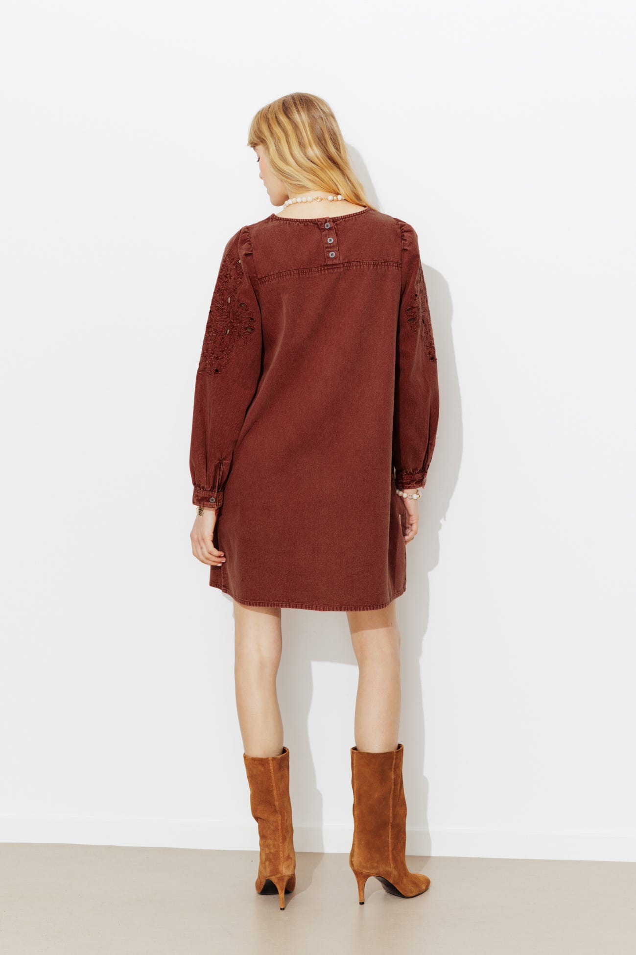 Abito in denim ricamato