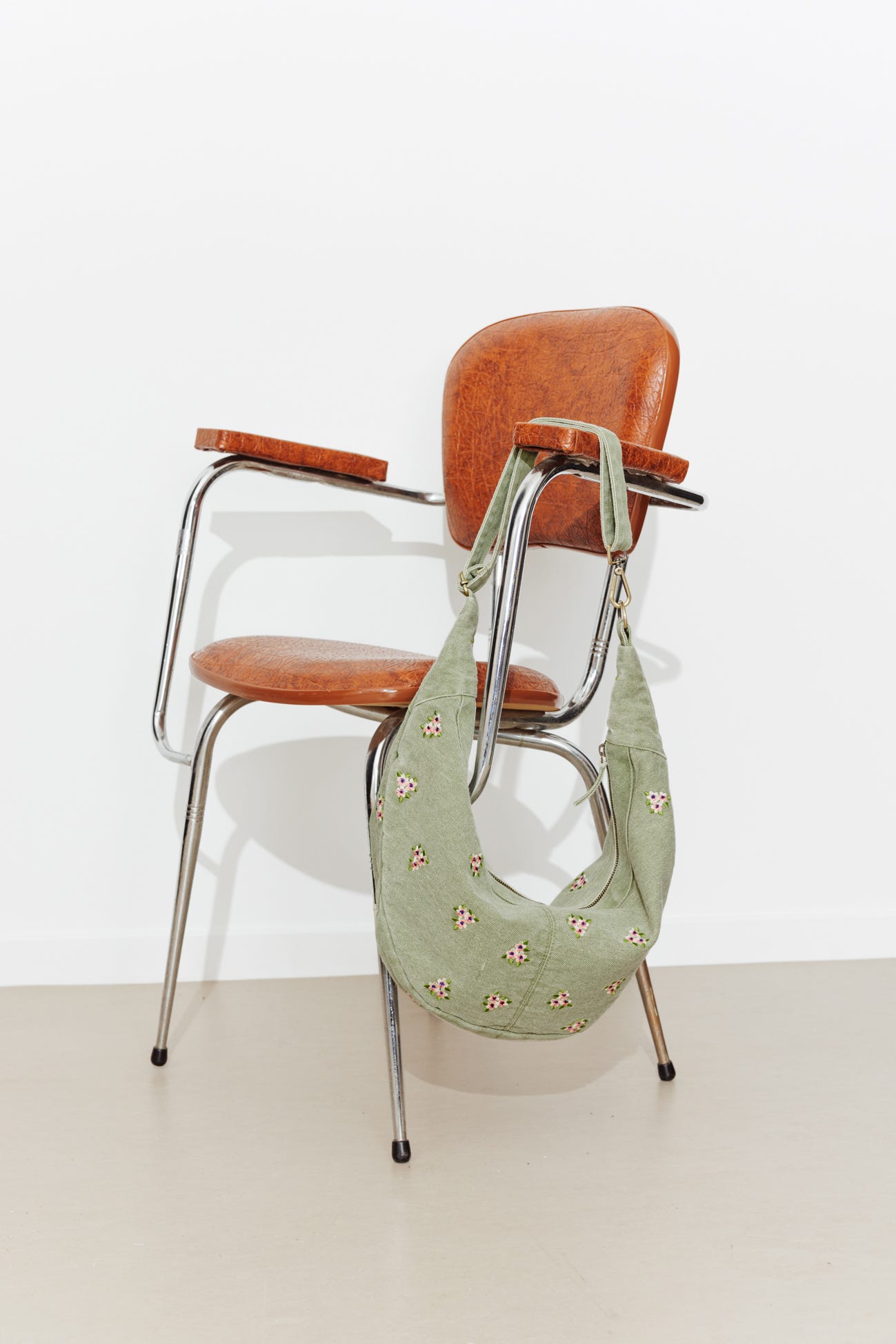 Croissant Bag mit Stickerei